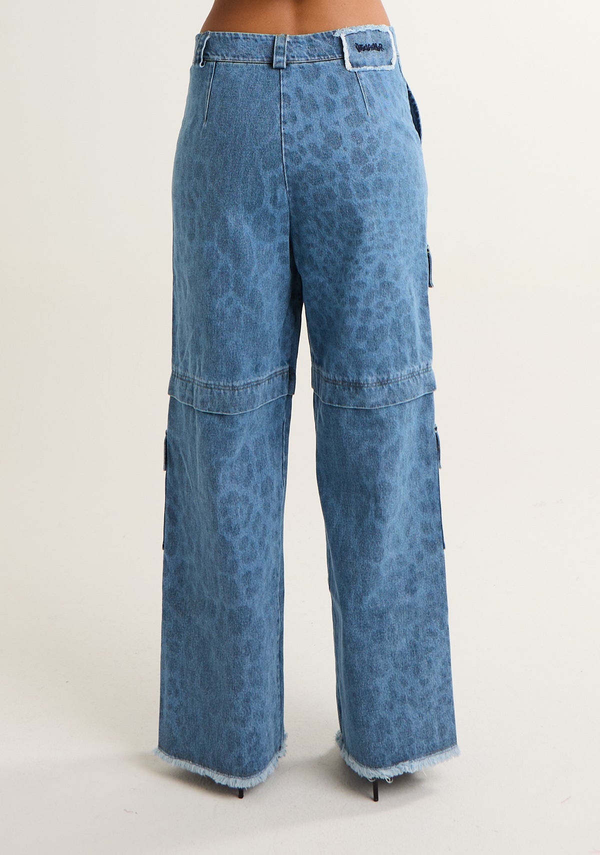 Jeans in denim maculato