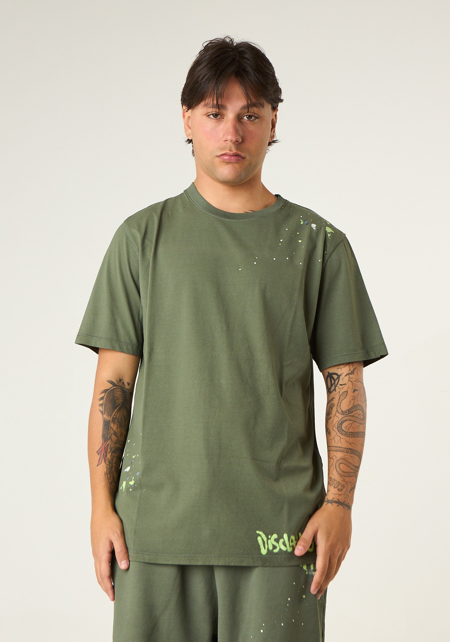 T-shirt con macchie di colore