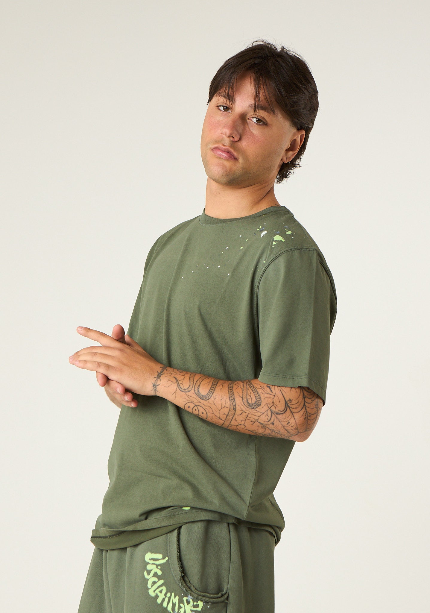 T-shirt con macchie di colore