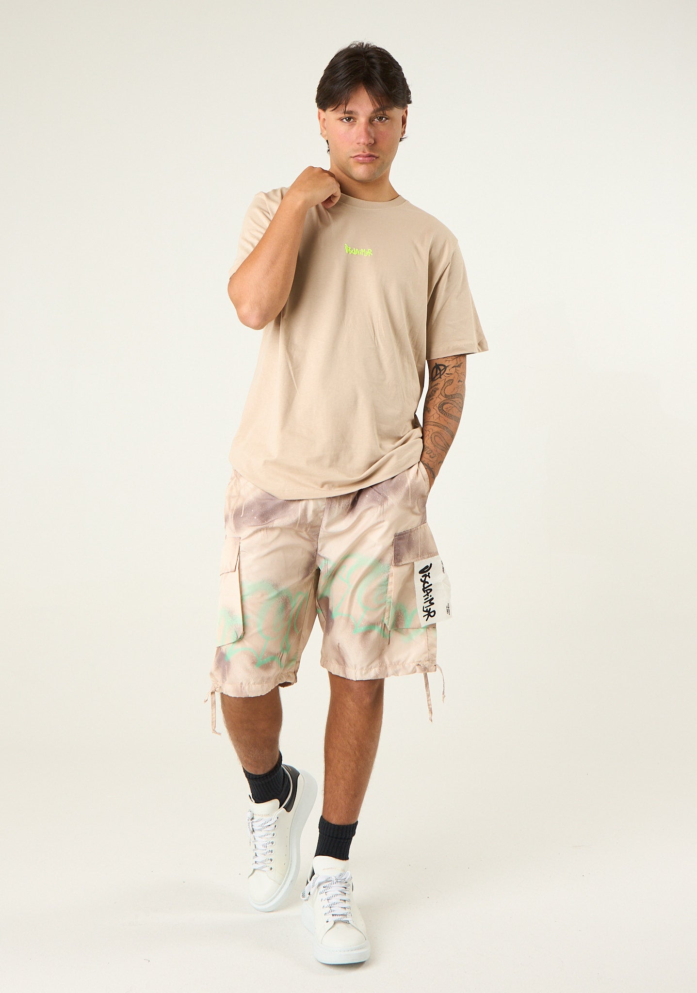 T-shirt con stampa posteriore multicolor