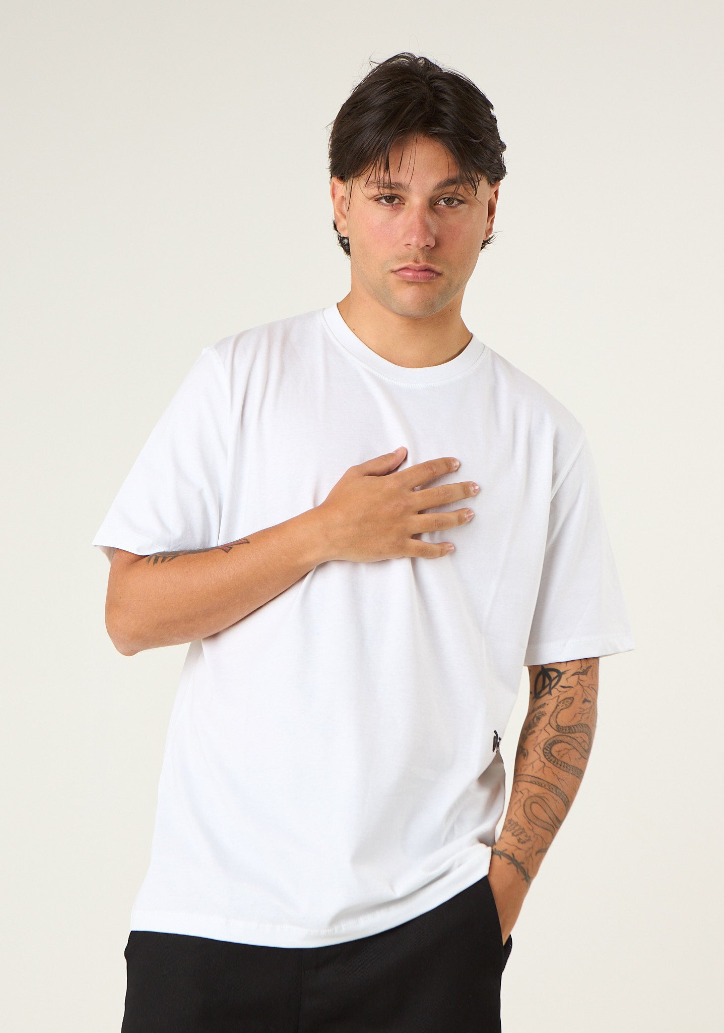 T-shirt con stampa su fondo