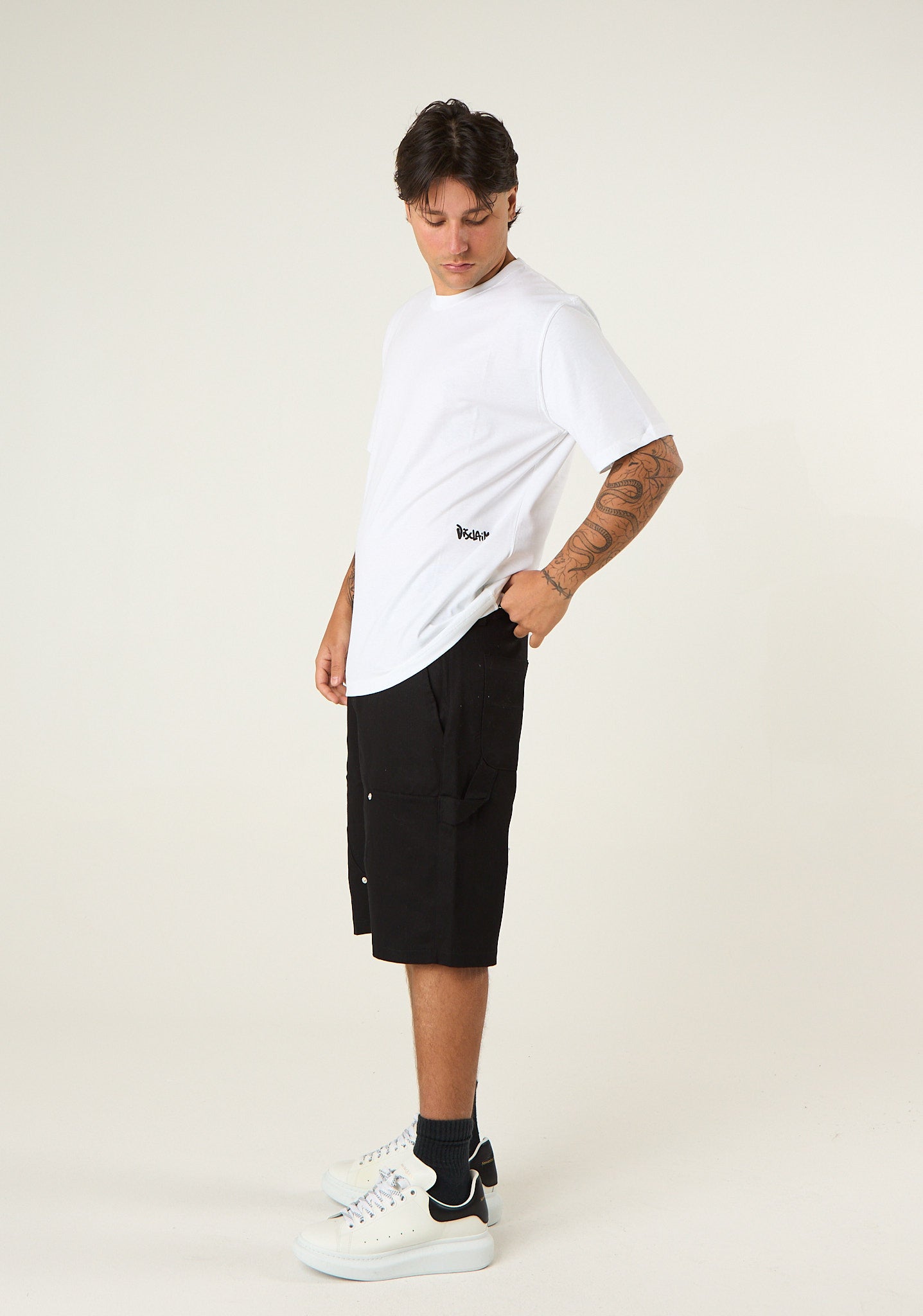 T-shirt con stampa su fondo