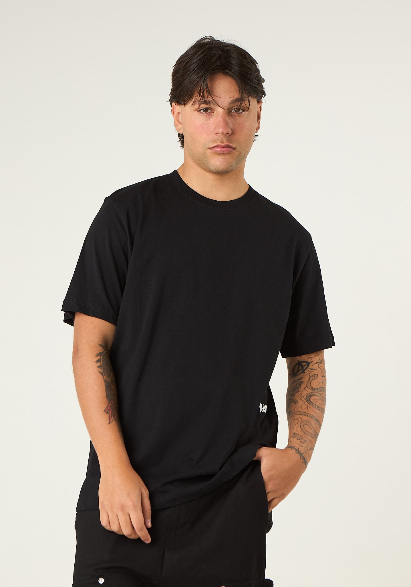 T-shirt con stampa su fondo