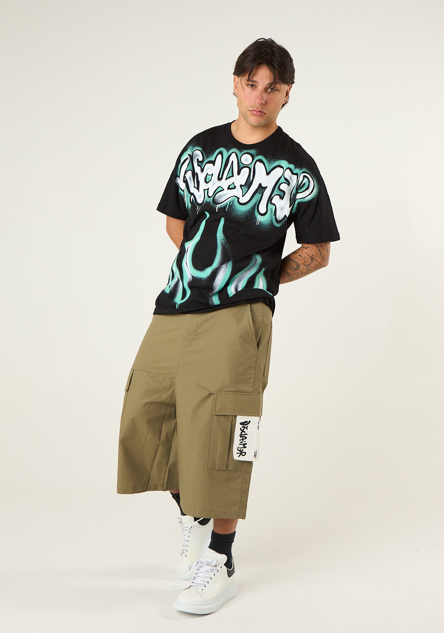 T-shirt con stampa spray frontale