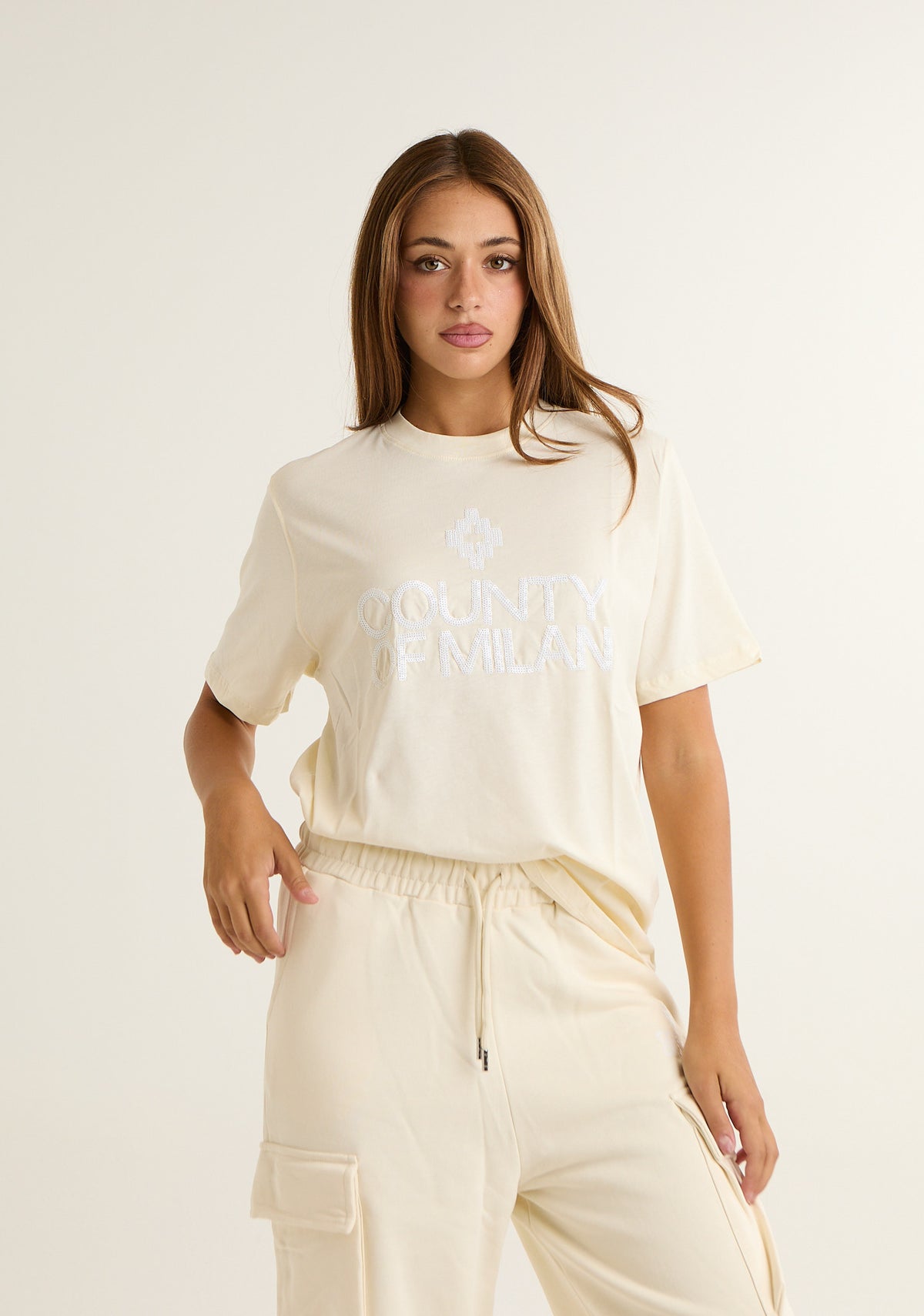 T-shirt con ricamo frontale