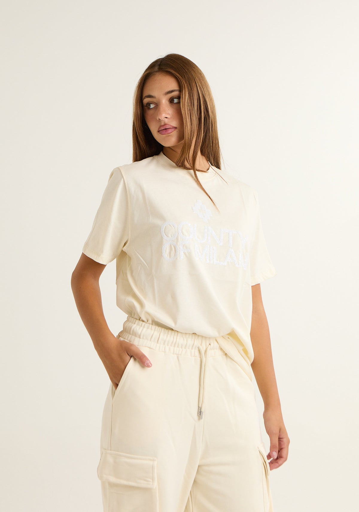 T-shirt con ricamo frontale