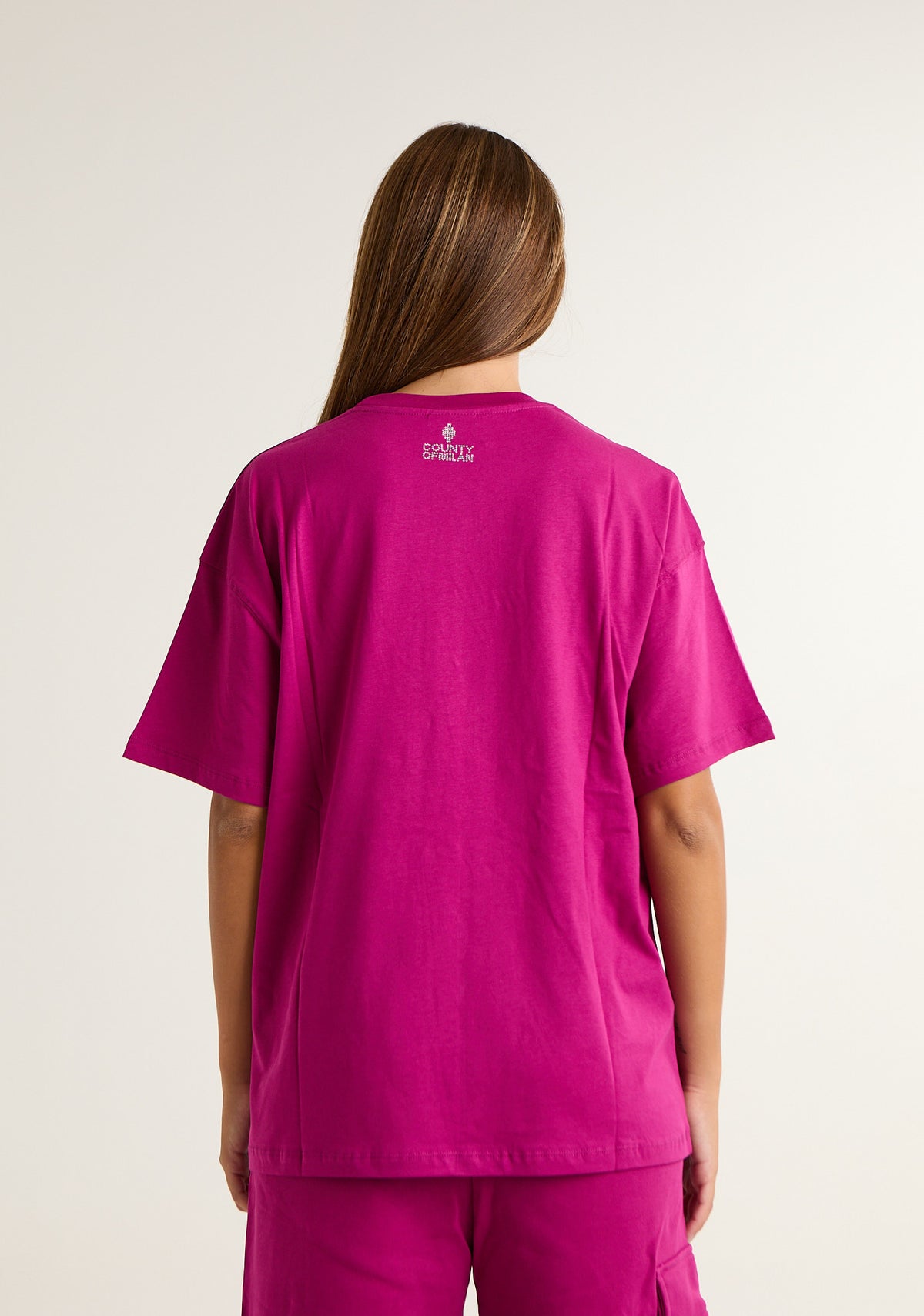 T-shirt con logo prezioso applicato