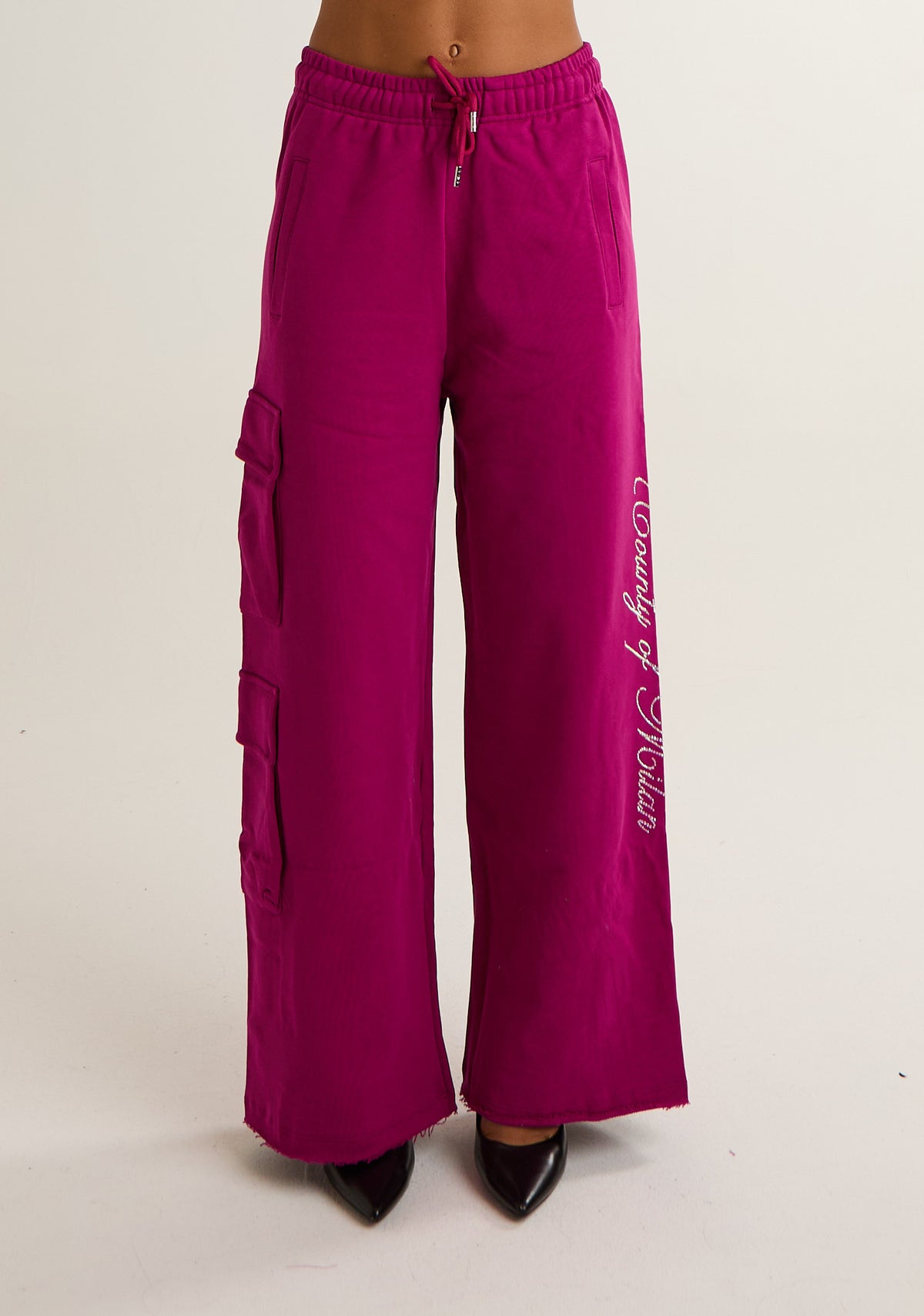 Pantalone con applicazioni laterali logate