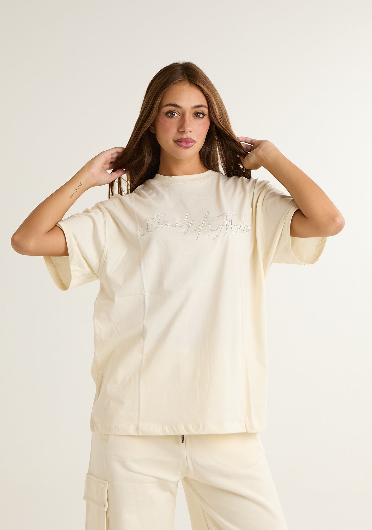 T-shirt con logo prezioso applicato