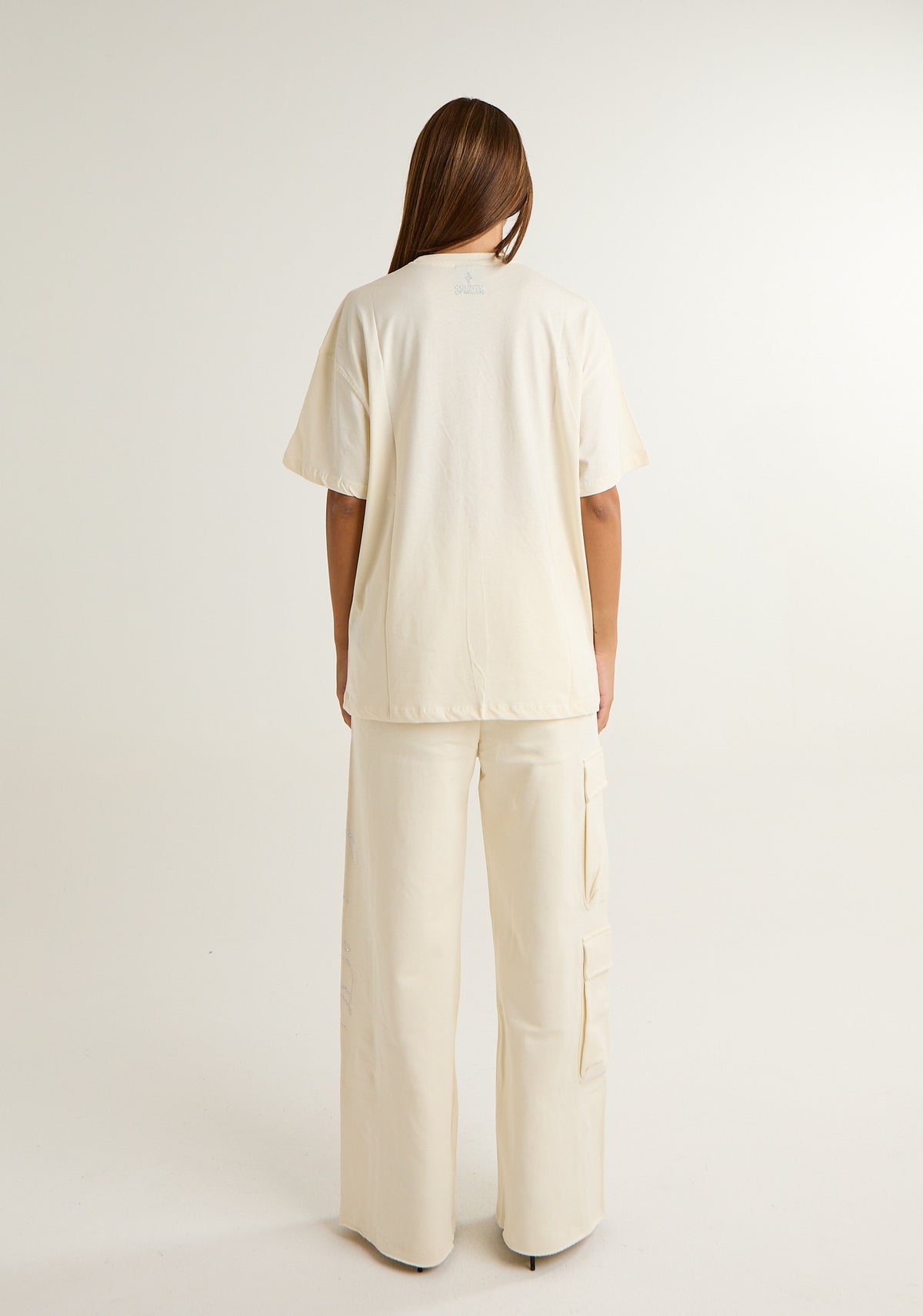 T-shirt con logo prezioso applicato