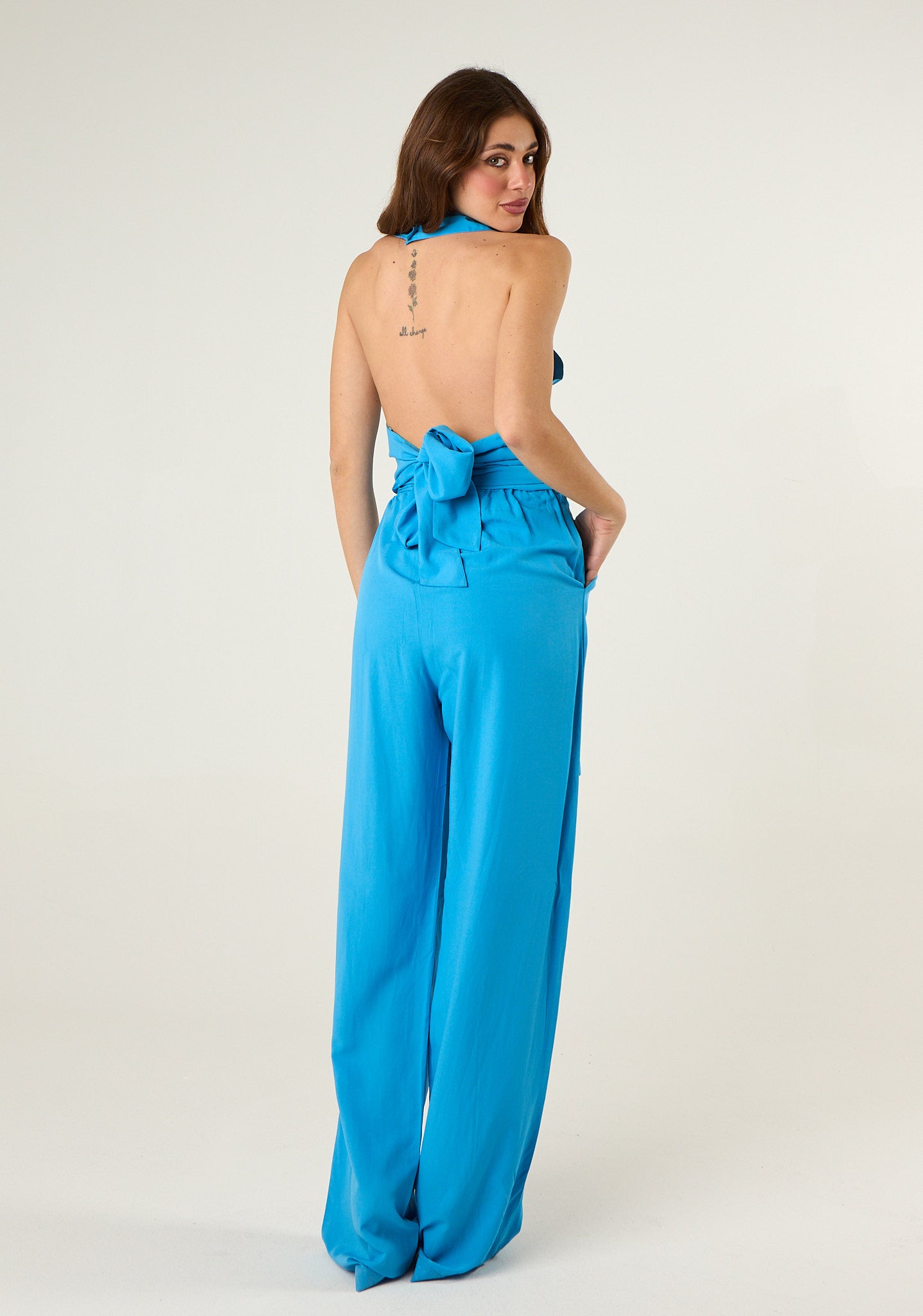 Top con allaccio al collo