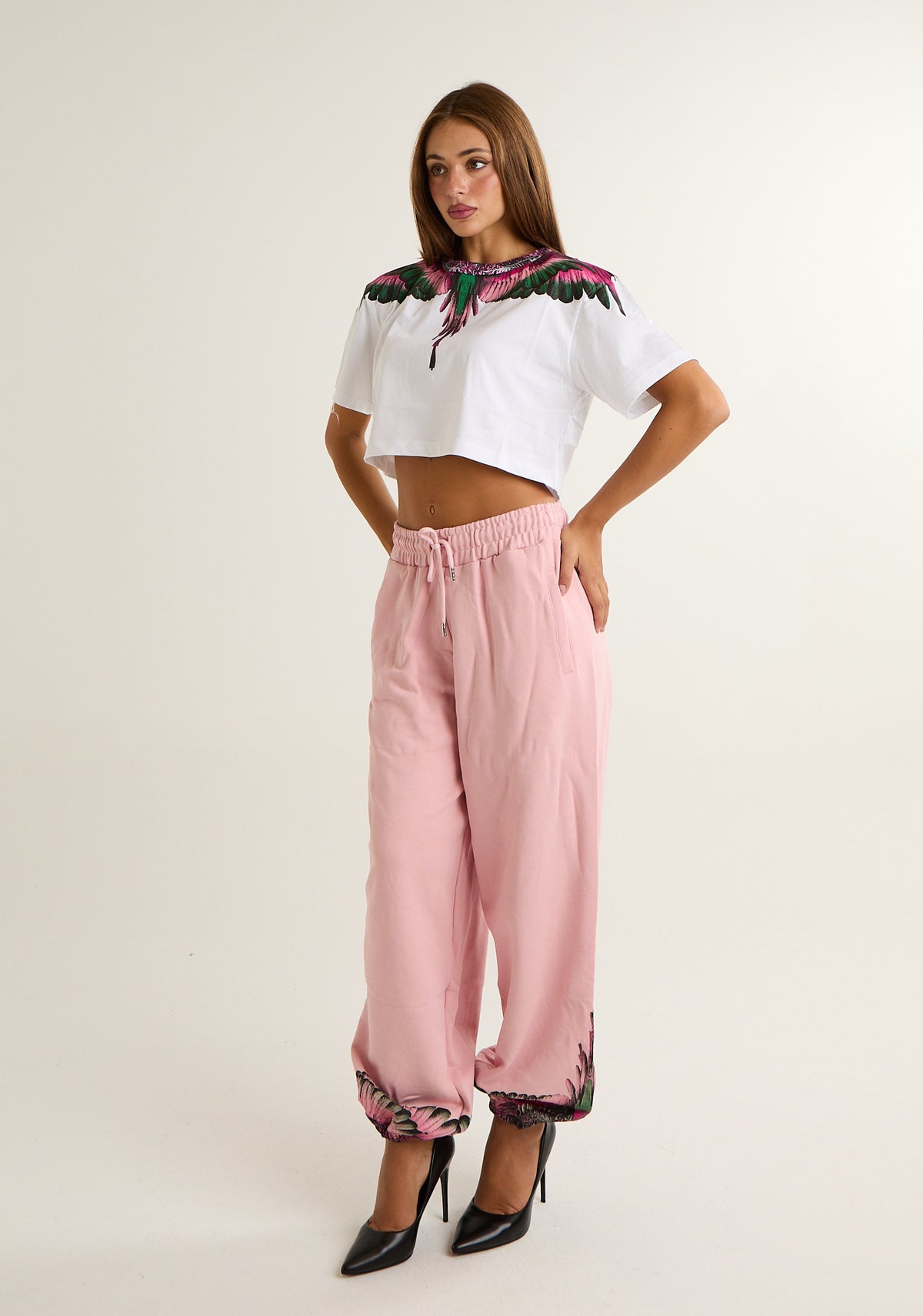 T-shirt crop con ali colorate