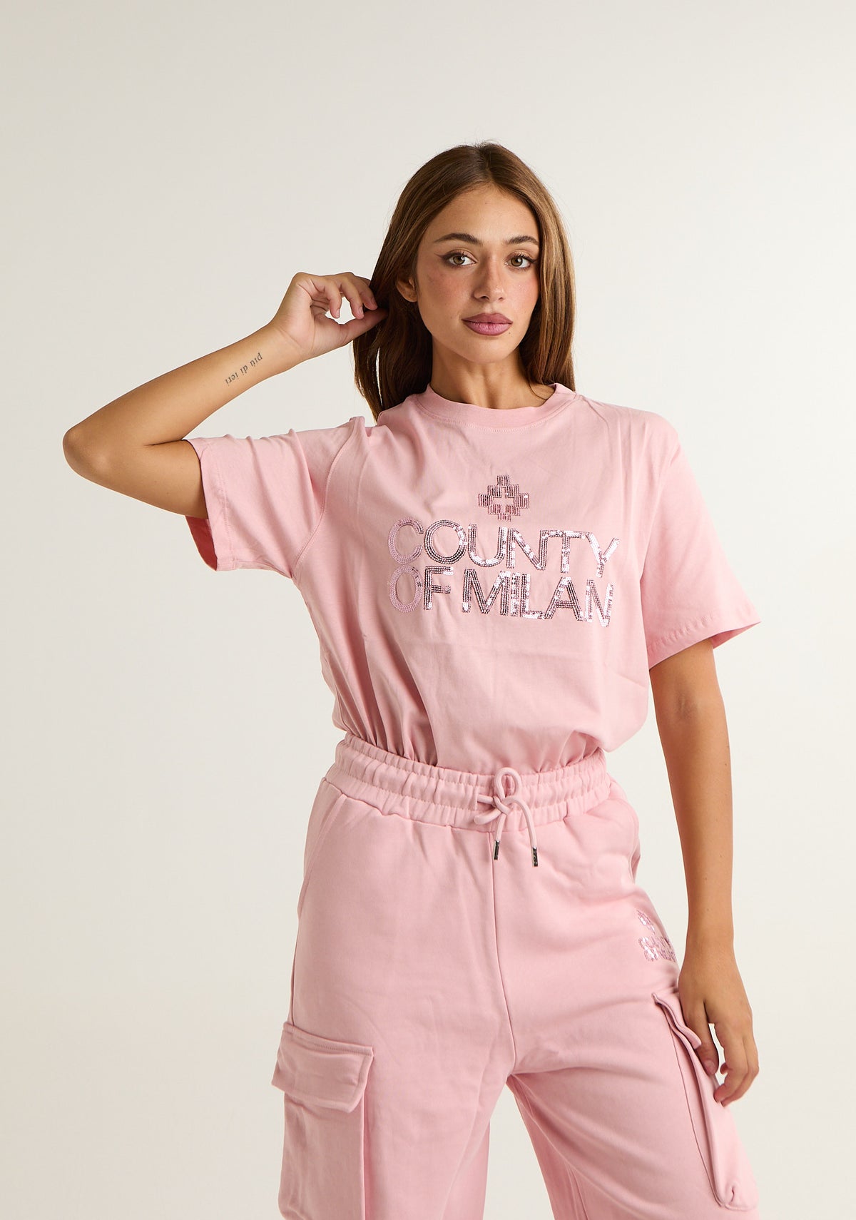 T-shirt con ricamo frontale