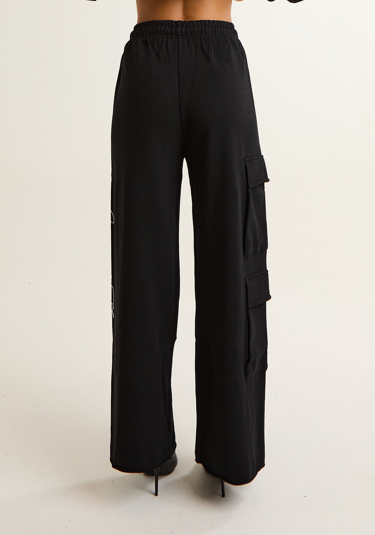 Pantalone con applicazioni laterali logate