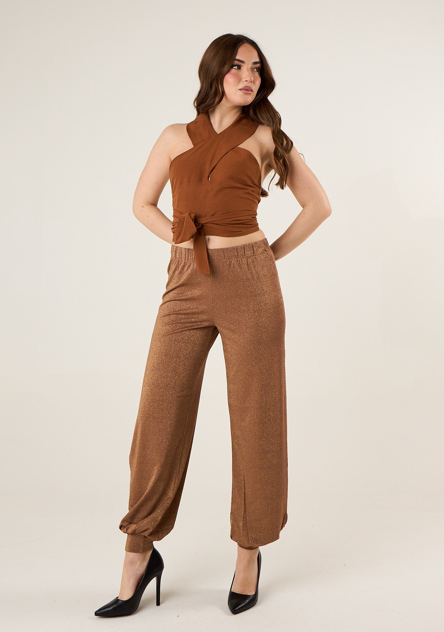 Top con allaccio al collo