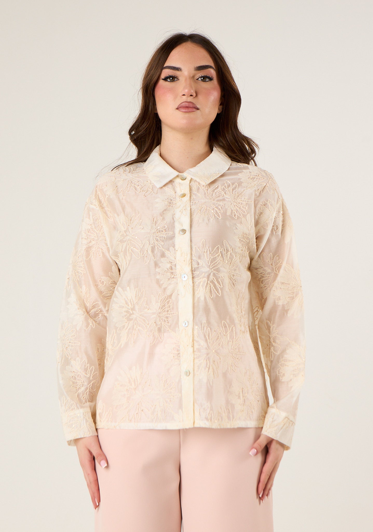 Camicia con ricami in tinta