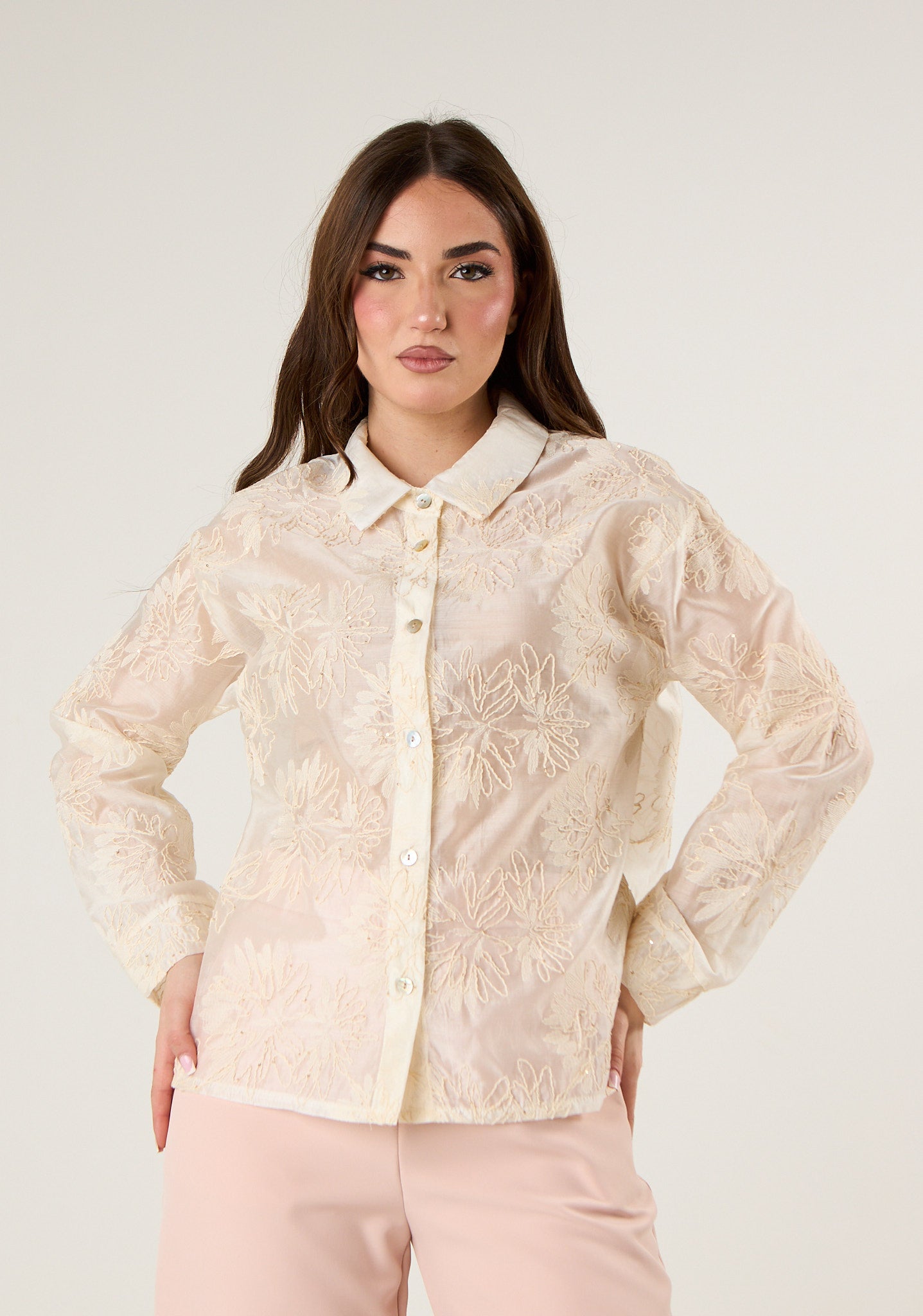 Camicia con ricami in tinta