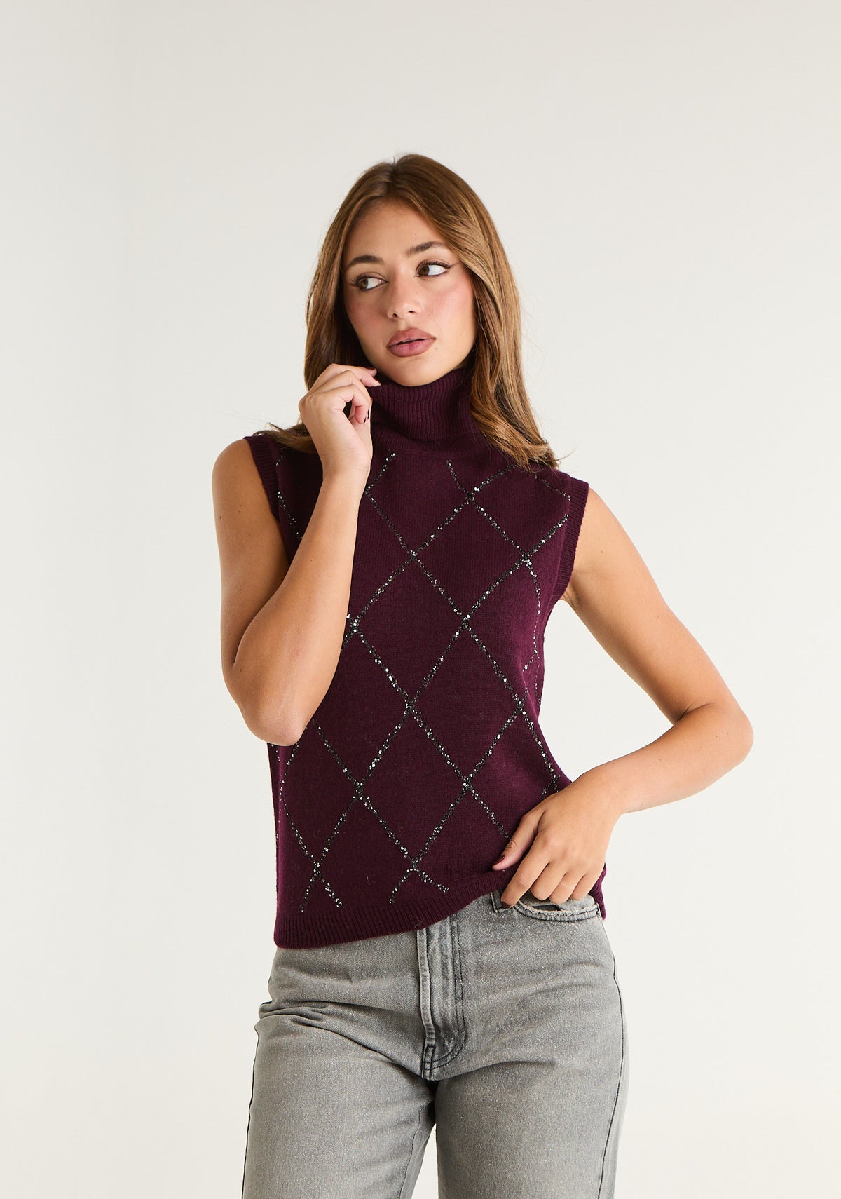 Maglia smanicata collo alto