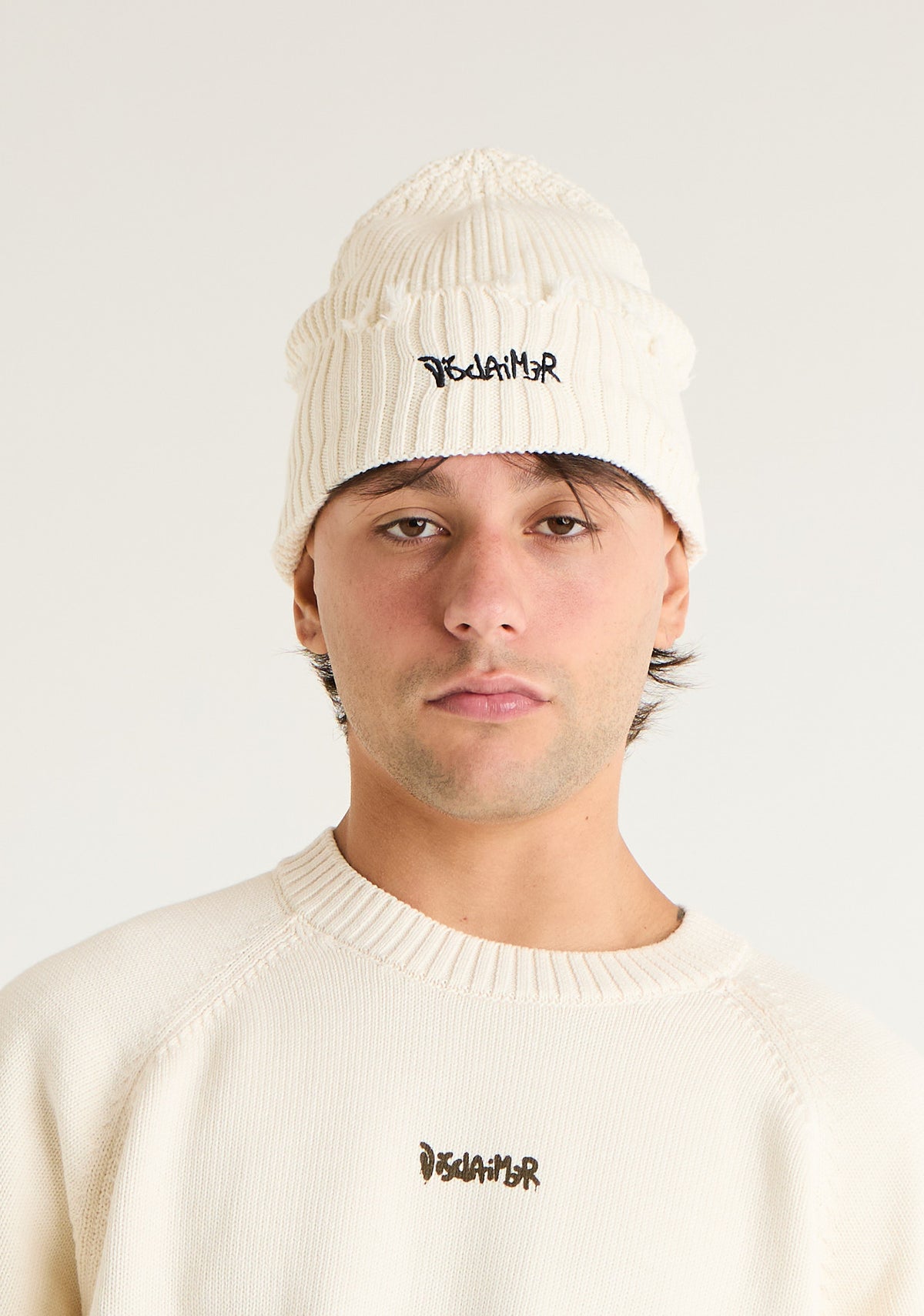 Cappello con rotture e ricamo logato frontale