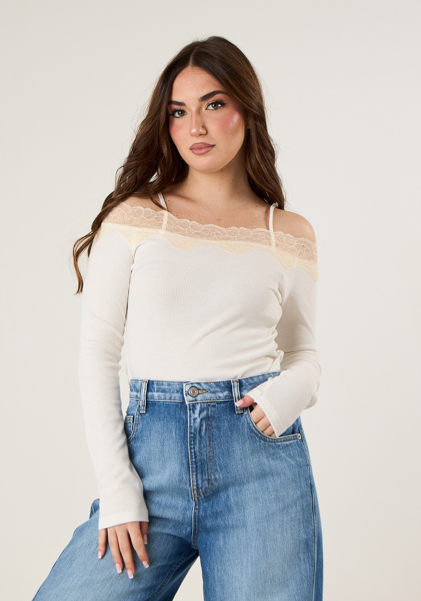 Maglia con scollo a barca in pizzo