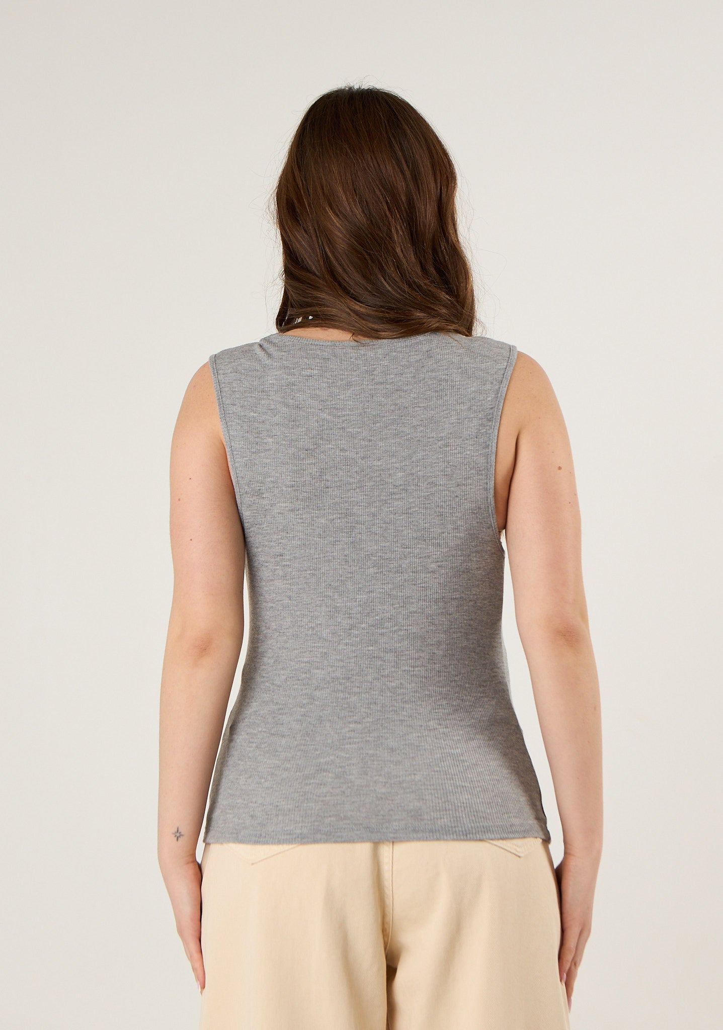 Canotta con scollo in pizzo