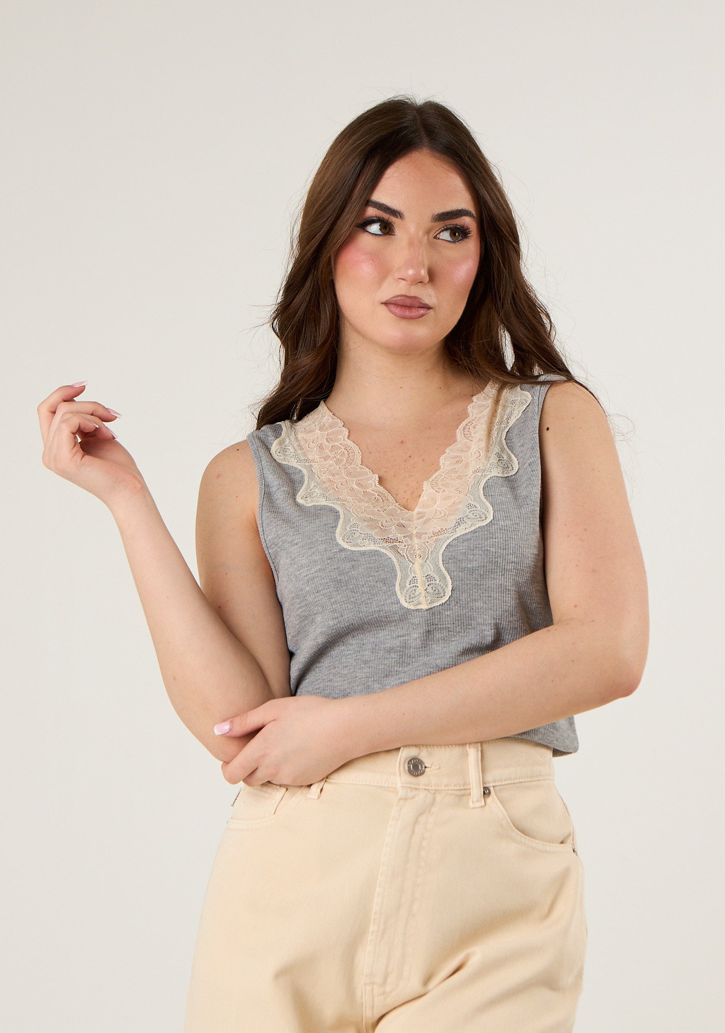 Canotta con scollo in pizzo