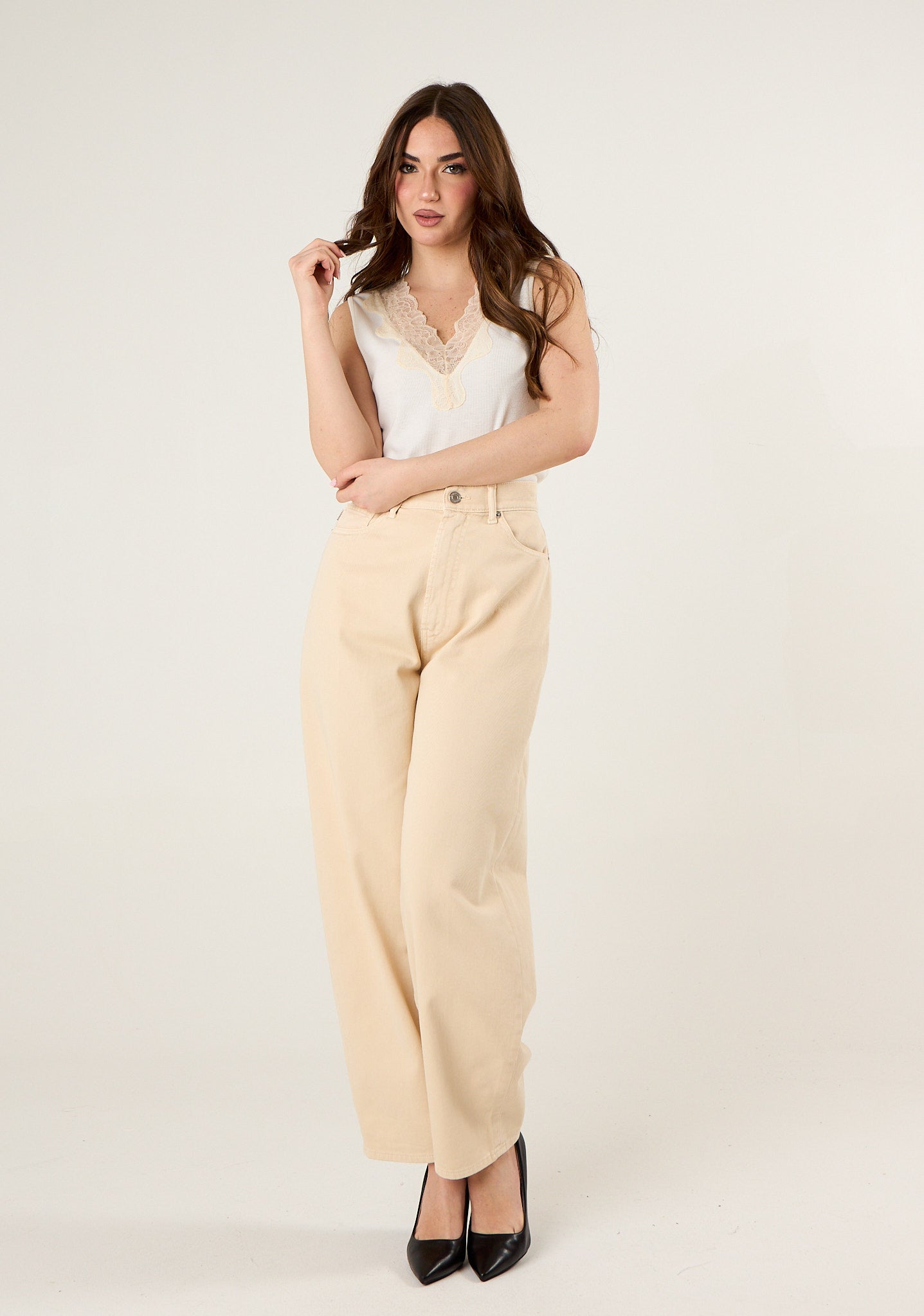 Canotta con scollo in pizzo