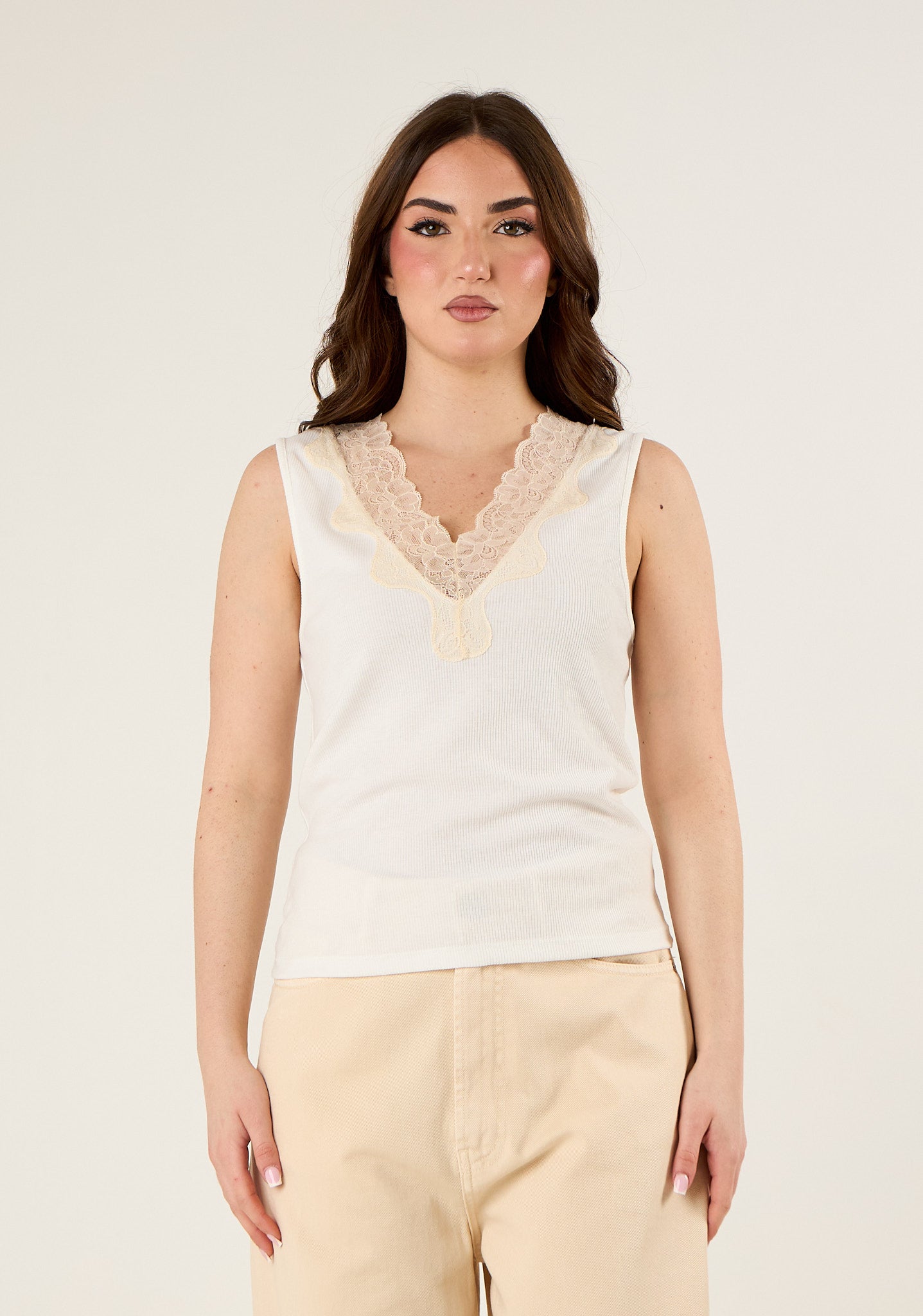 Canotta con scollo in pizzo