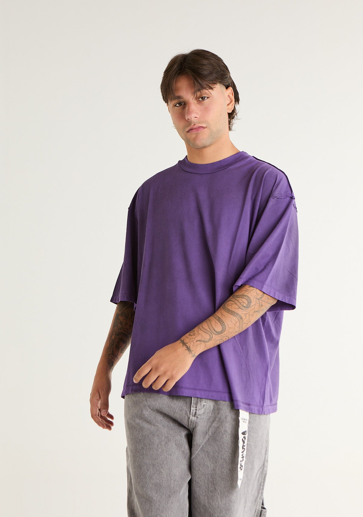 T-shirt con cuciture a taglio vivo