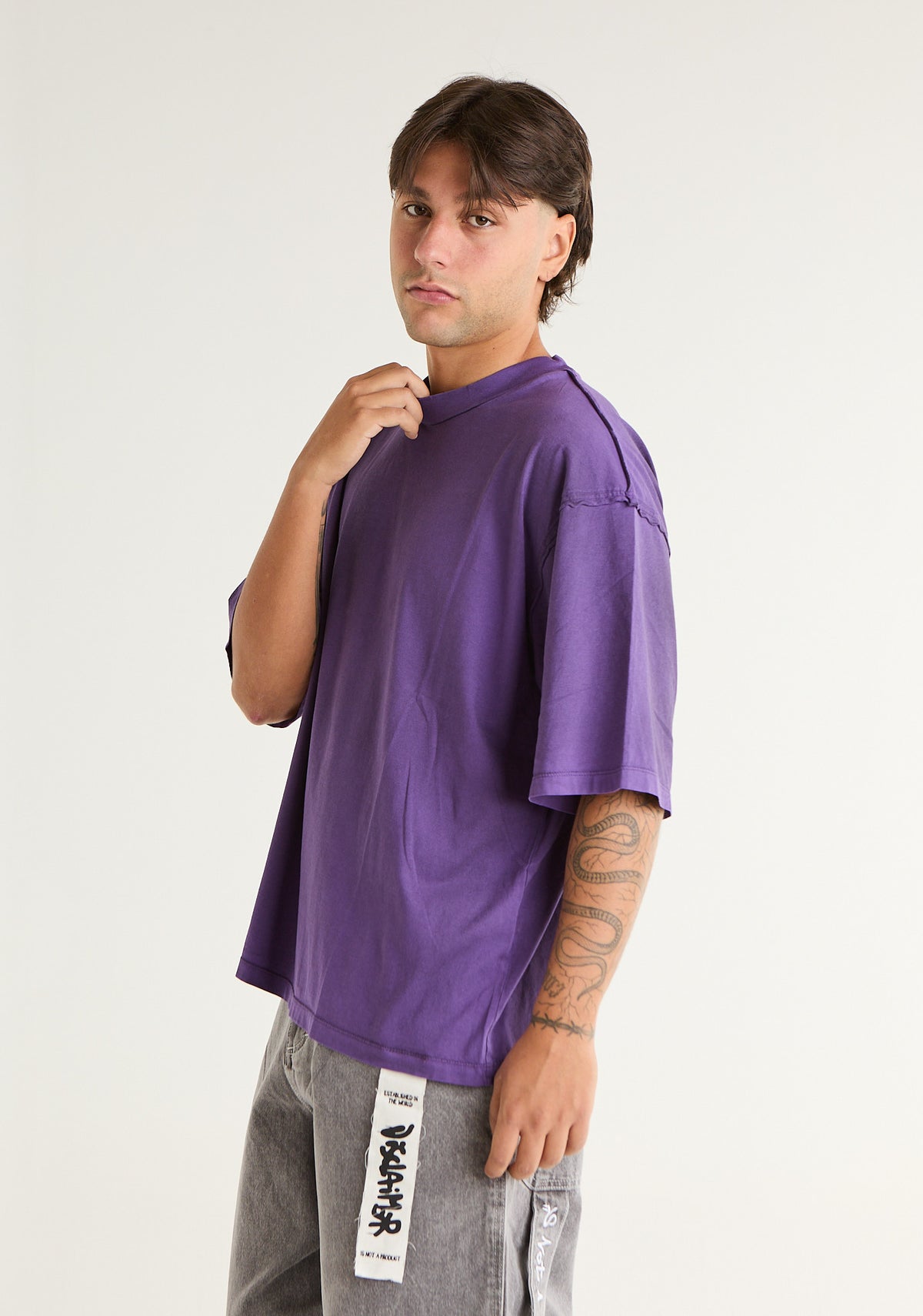 T-shirt con cuciture a taglio vivo