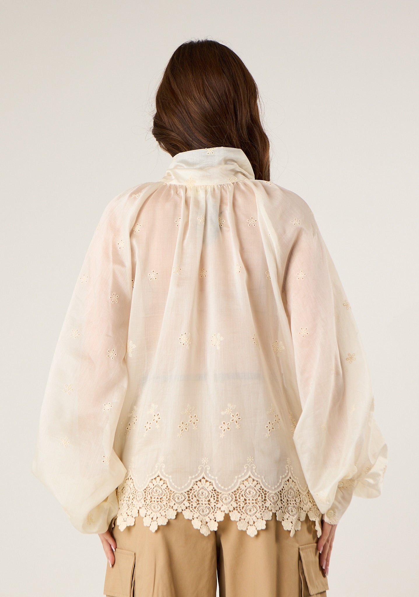 Blusa in tessuto semitrasparente