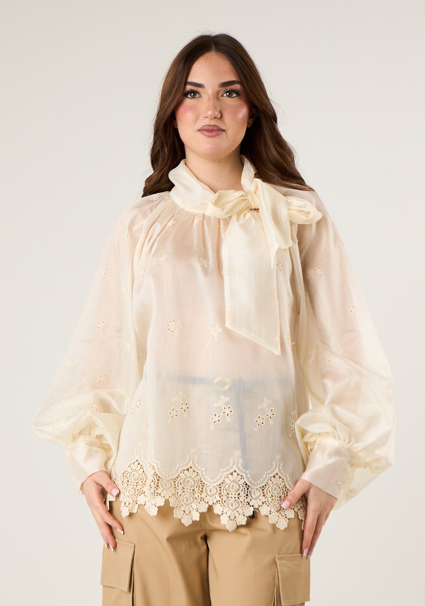 Blusa in tessuto semitrasparente