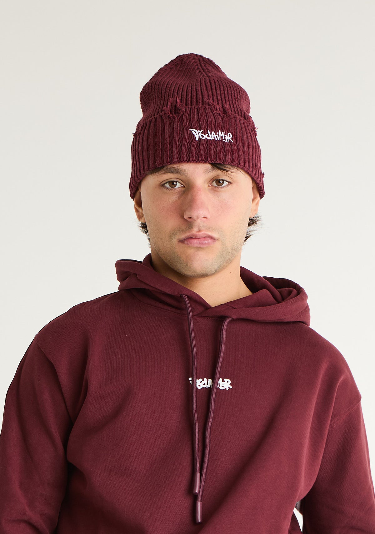 Cappello con rotture e ricamo logato frontale