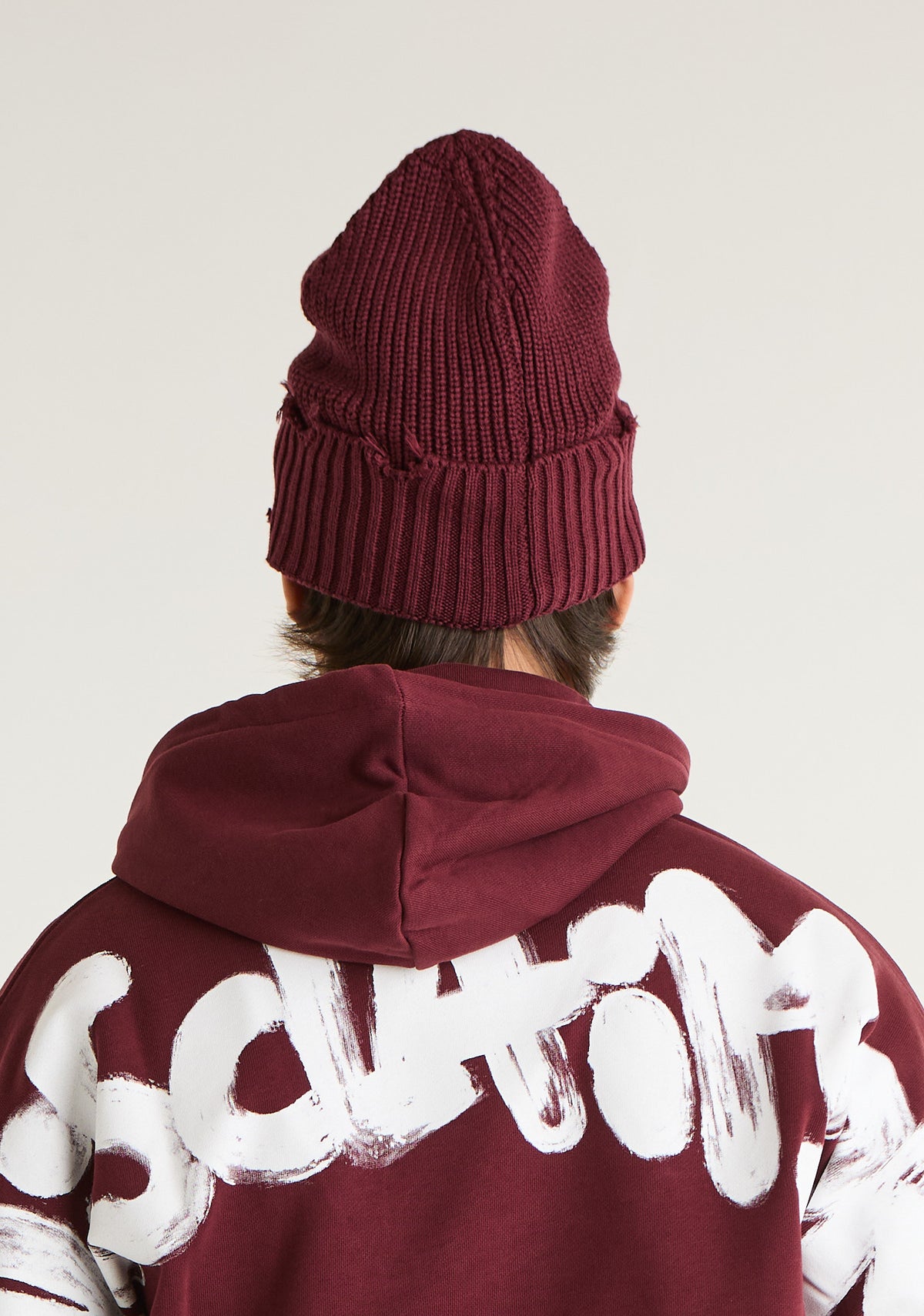 Cappello con rotture e ricamo logato frontale
