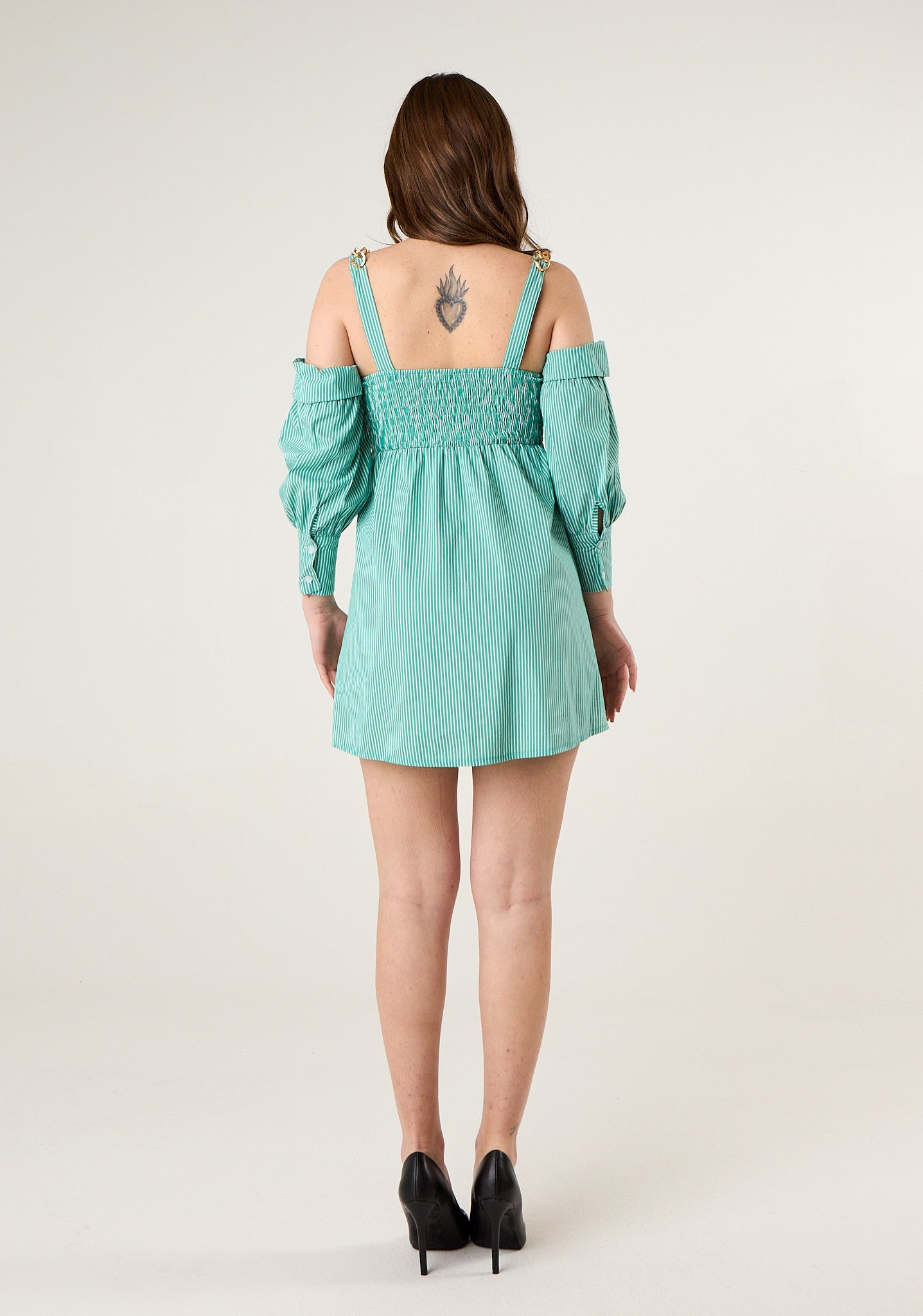Abito corto a righe con cut out