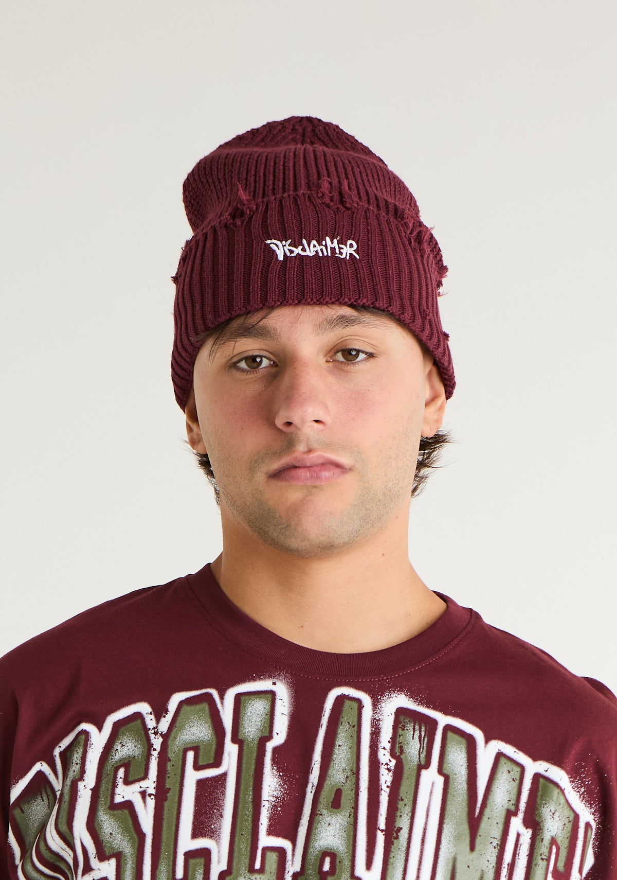 Cappello con rotture e ricamo logato frontale