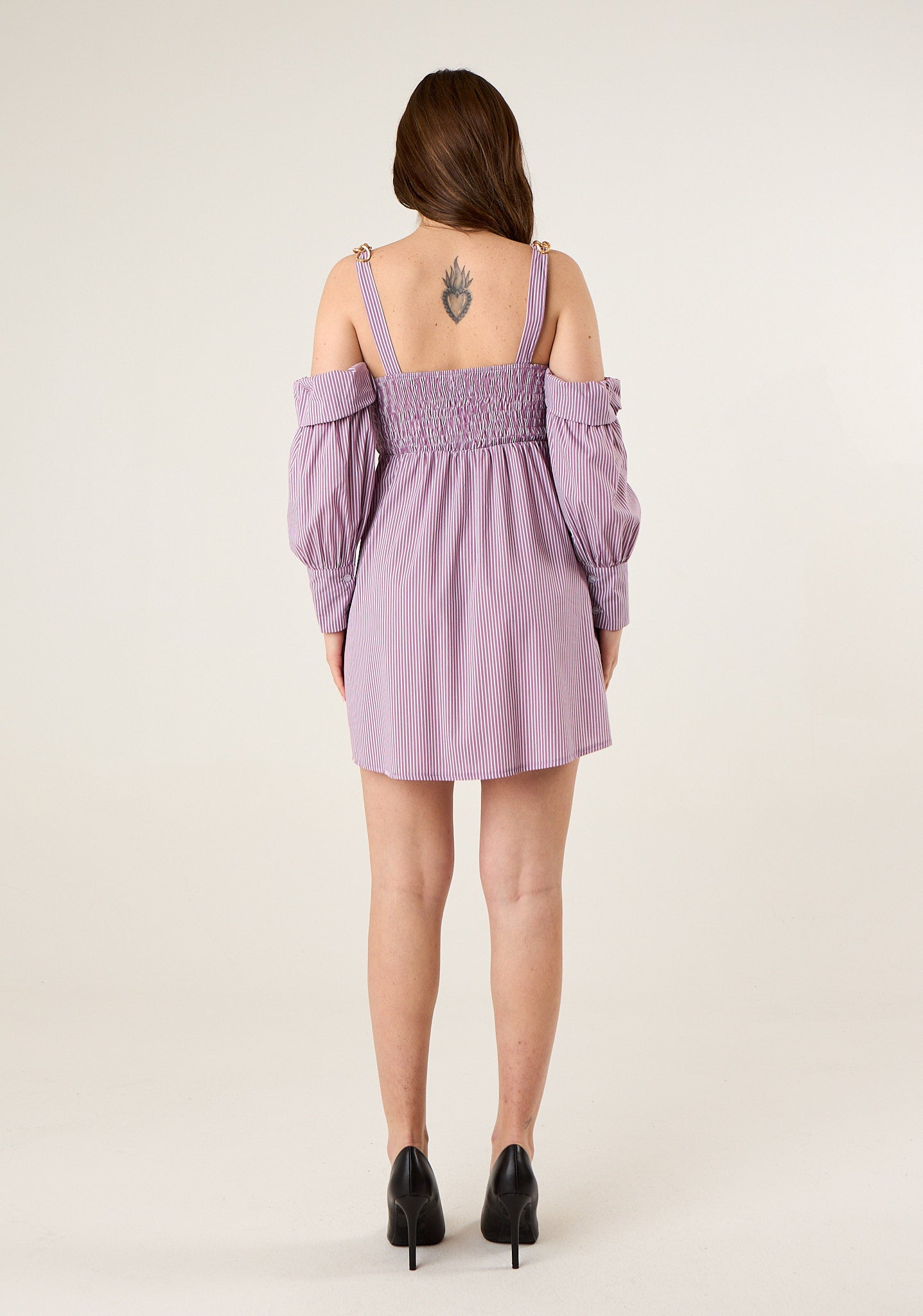 Abito corto a righe con cut out