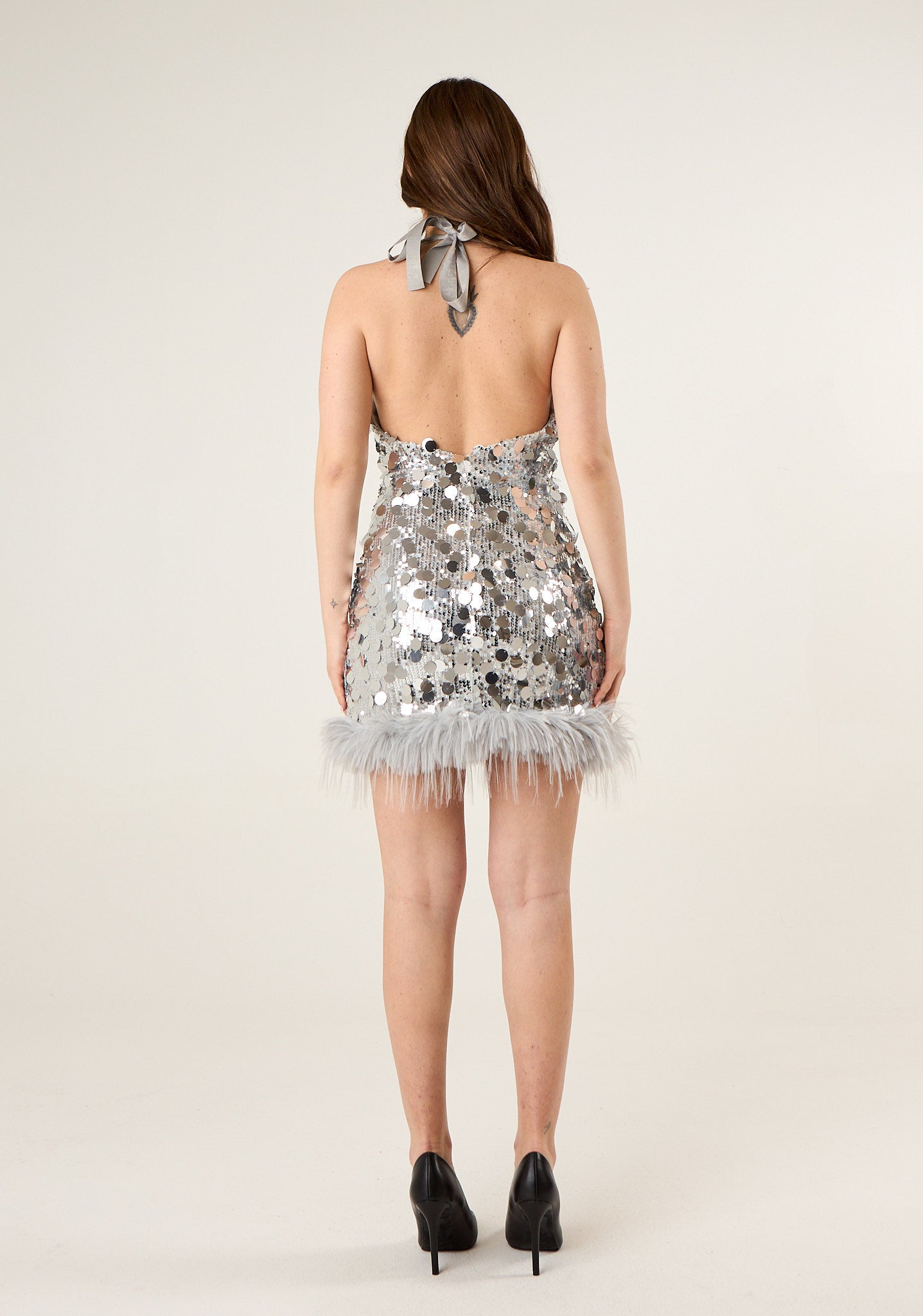 Abito corto con paillettes grandi