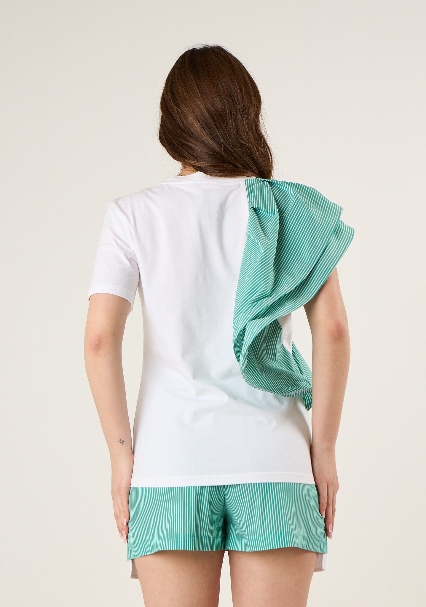 T-shirt con volant a dettaglio