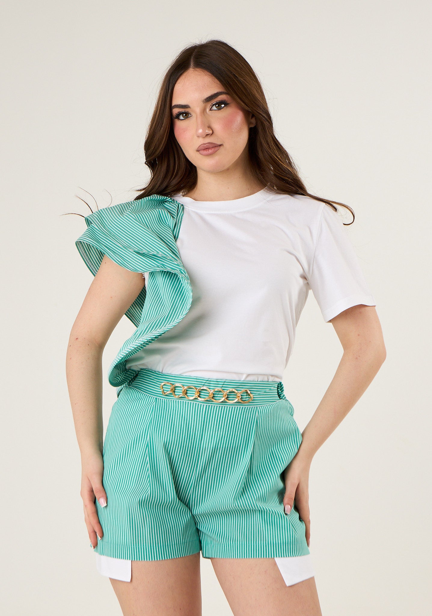 T-shirt con volant a dettaglio