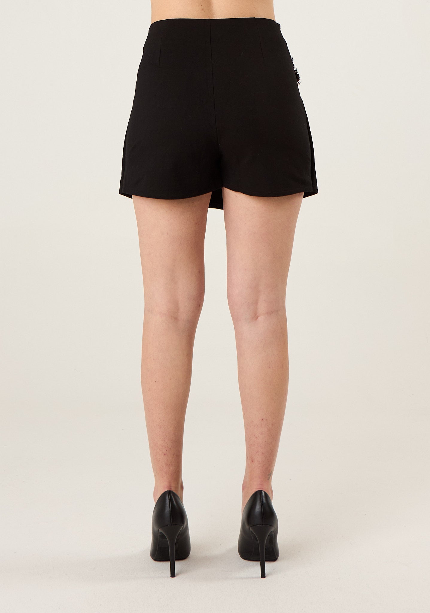 Short con patte decorative