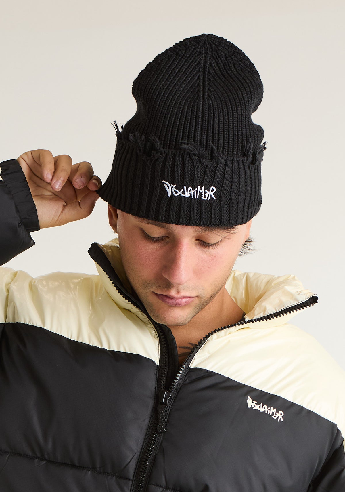 Cappello con rotture e ricamo logato frontale