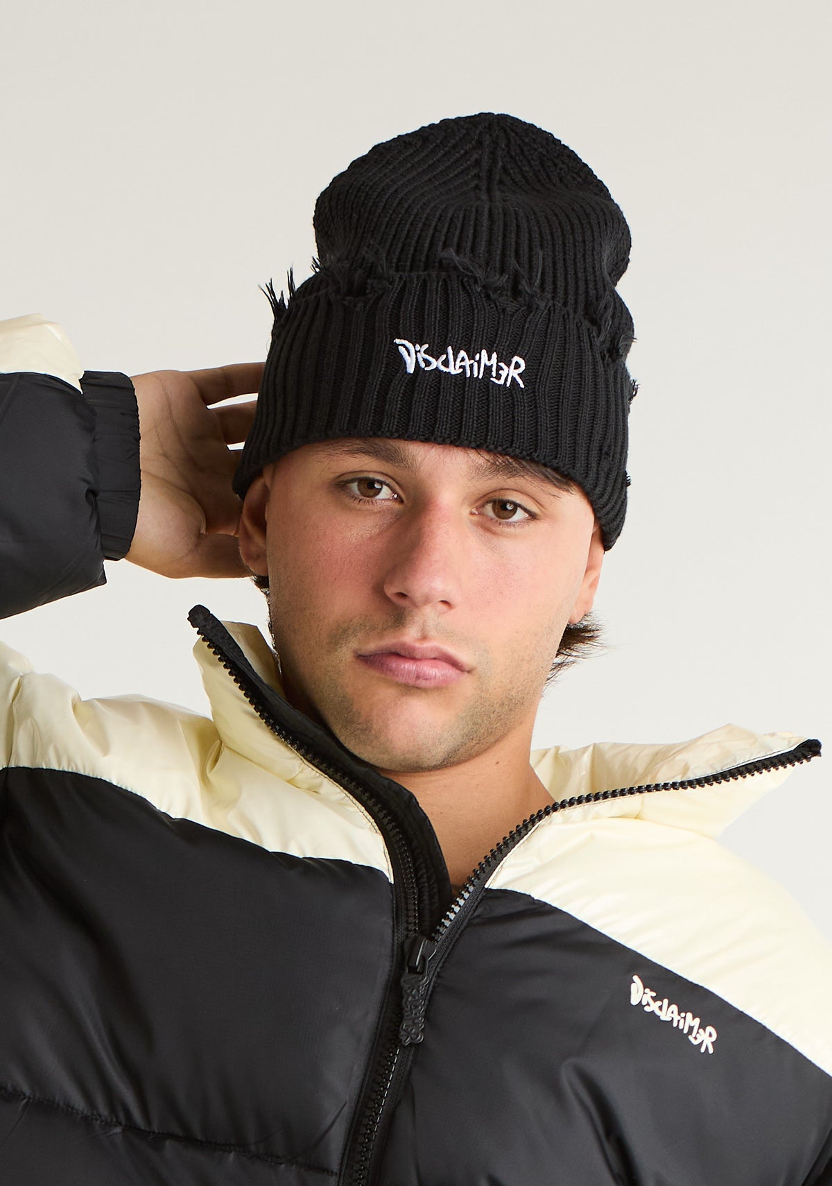Cappello con rotture e ricamo logato frontale