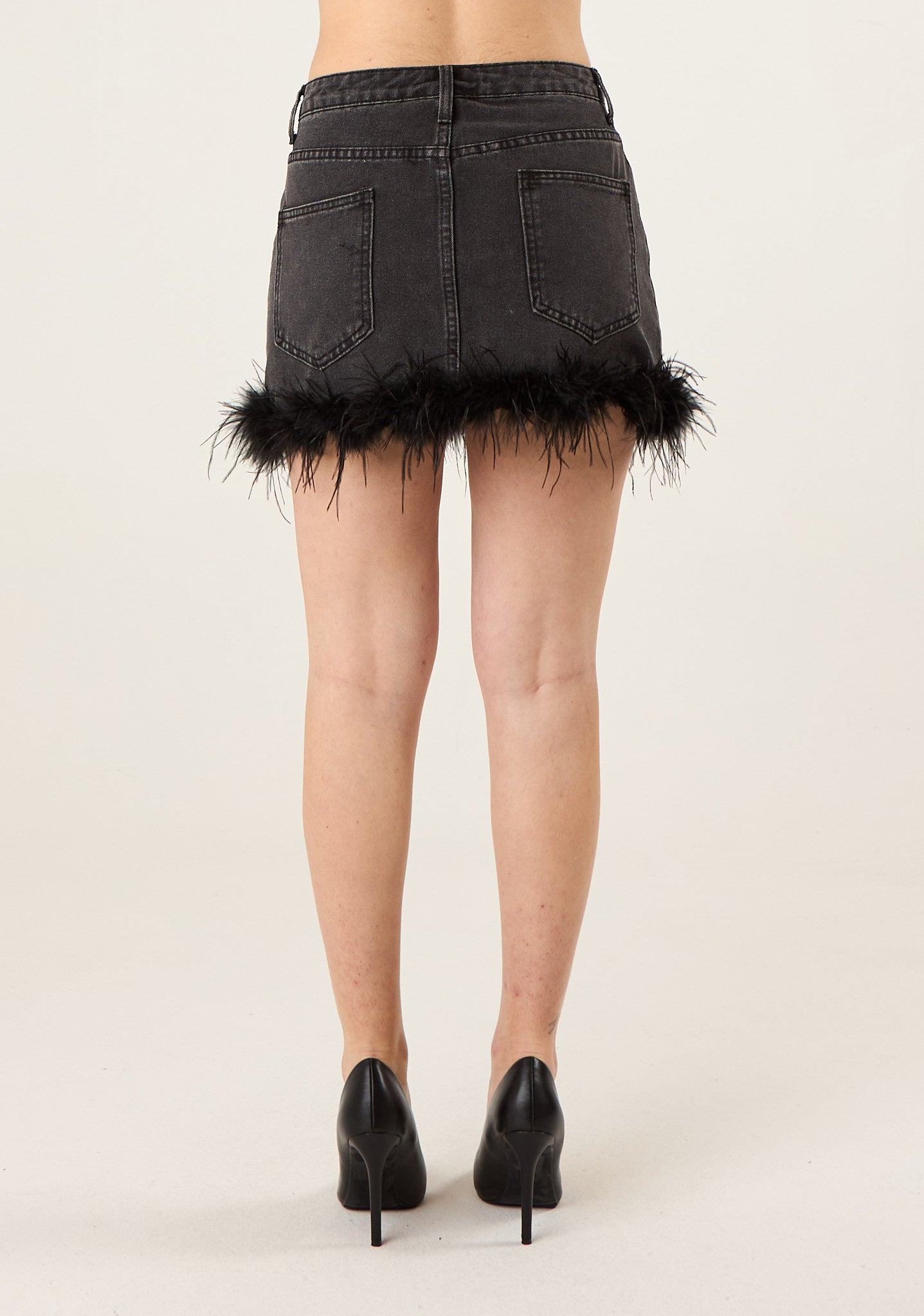 Gonna denim con piume