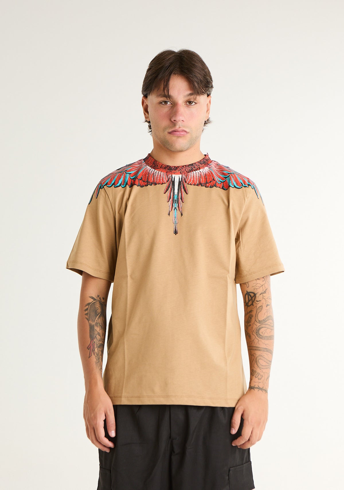 T-shirt con ali colorate