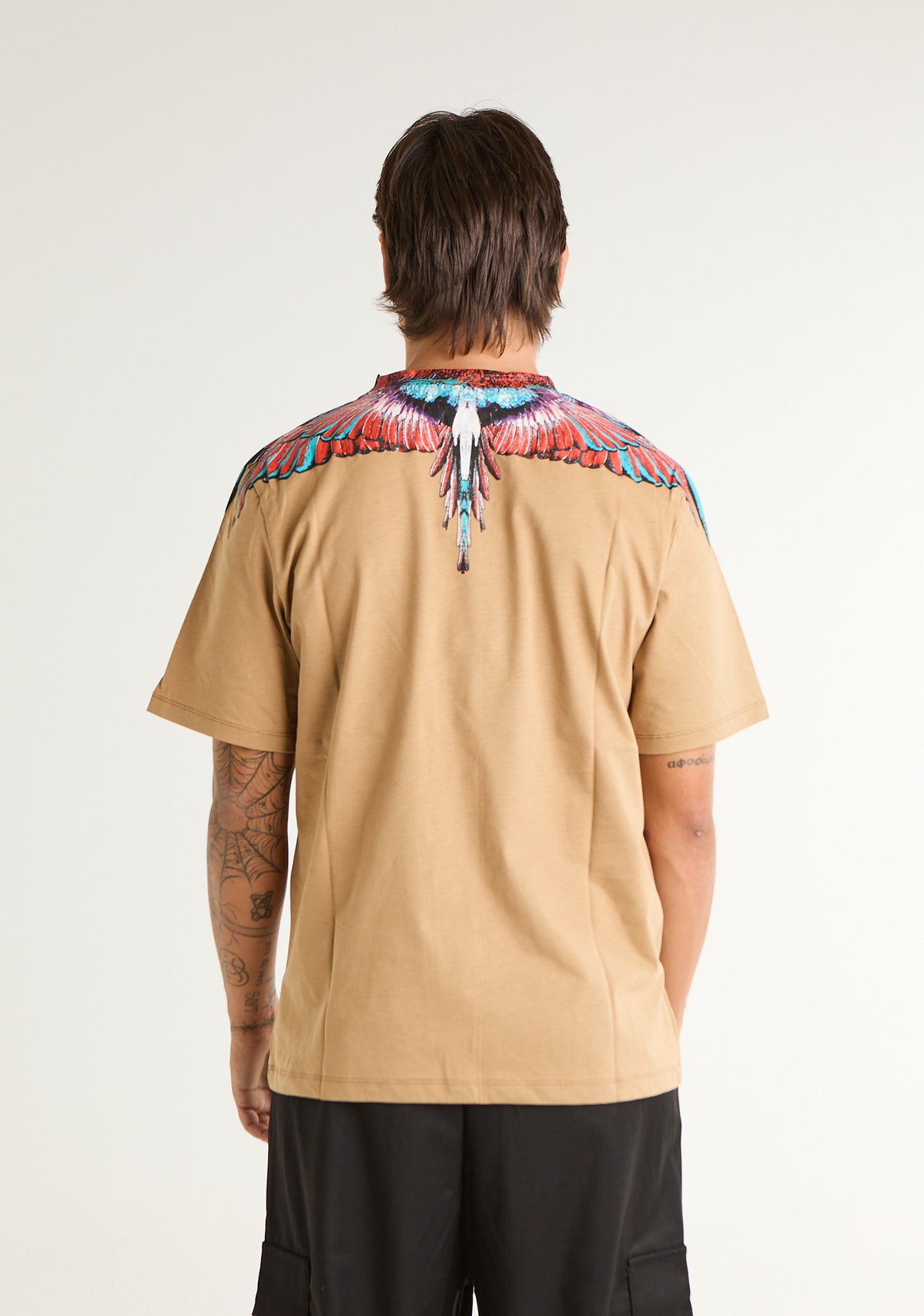 T-shirt con ali colorate