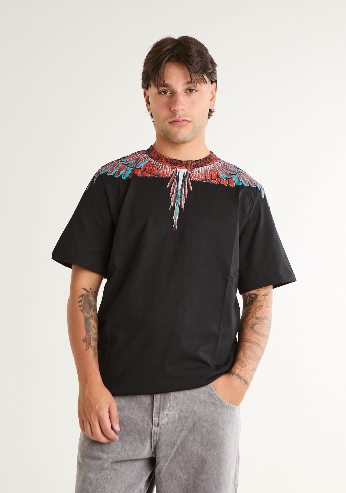 T-shirt con ali colorate