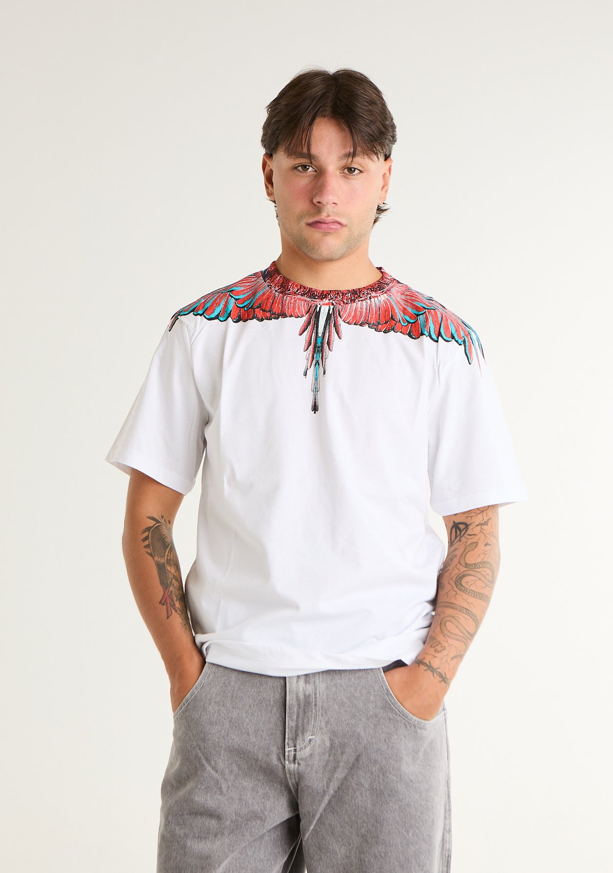 T-shirt con ali colorate