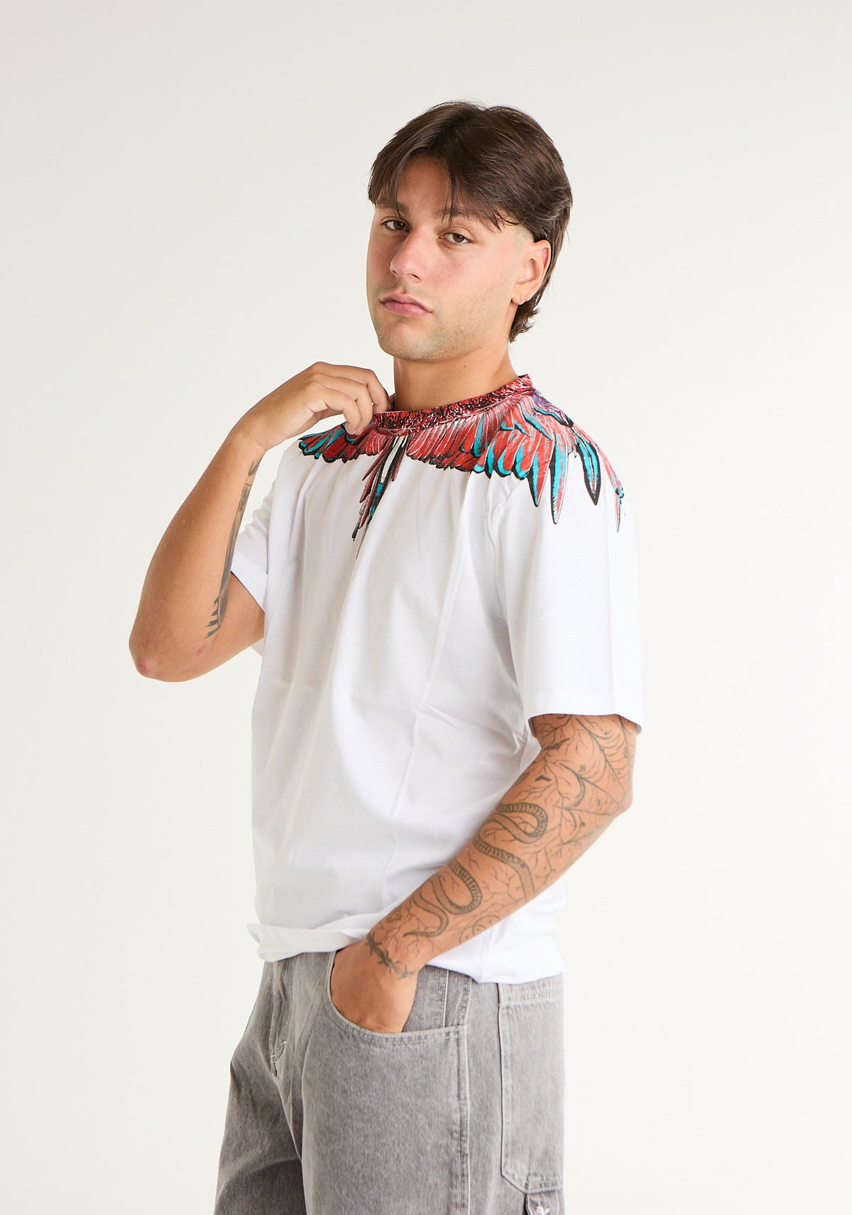 T-shirt con ali colorate