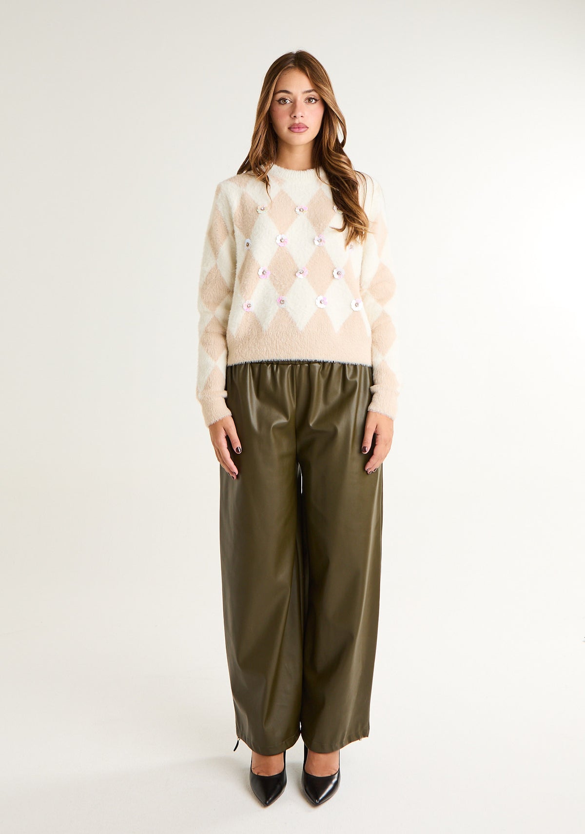 Pullover geometrico con applicazioni